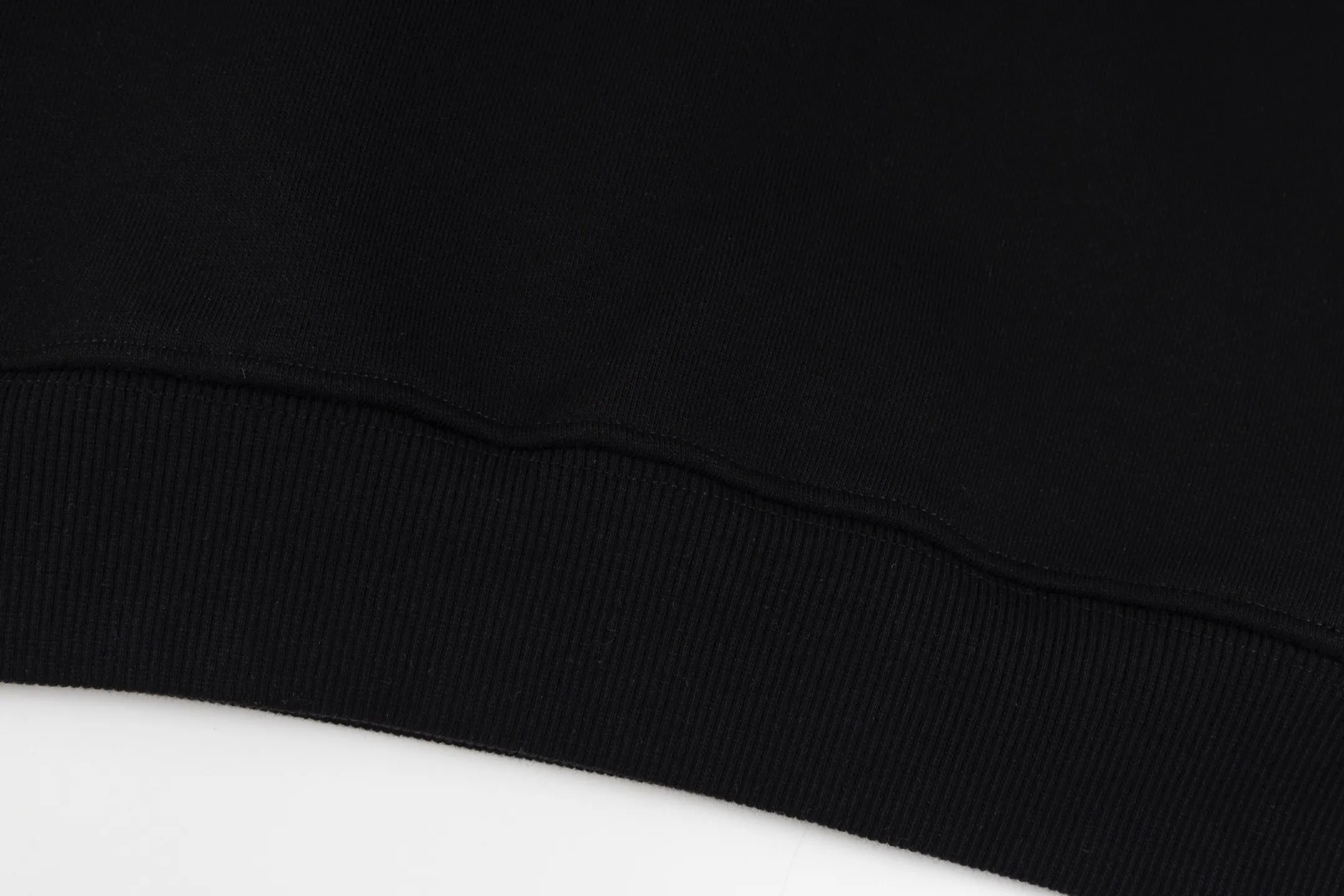 🅿️310 model number B36 Dior classic small label embroidered hooded sweatshirt. DIOR counter consistent sweatshirt. The fabric is made of 420g double-strand double yarn in the same cylinder terry. 2×2 pure cotton high-elastic fine threads are not deformed. Imported machines are full of classic small label embroidery. The most popular online celebrity versatile OS version can be worn up to about 180 pounds. Factory assembly line work. Imported machine double-line press technology. Three standards are complete. Customized accessories. Matching. Same style for men and women colour: black white size: S M L XL Manual measurement error of about 1-3cm is normal