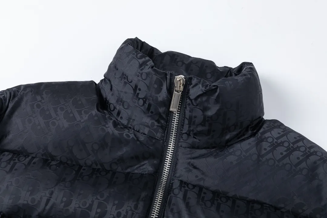🅿️820 (with dust bag) Dior/Dior 23ss popular jacquard down jacket down jacket. It uses high-quality fabrics, always maintains a high-end and gorgeous design line, and has fine workmanship, symbolizing the highest spirit of French fashion culture. Counter version! The highest version on the market, GC quality is super good. Original hardware customization, jacquard craft fabric, goose down filling. Color: black/navy blue/grey/sky blue Size: 44/46/48/50/52/54