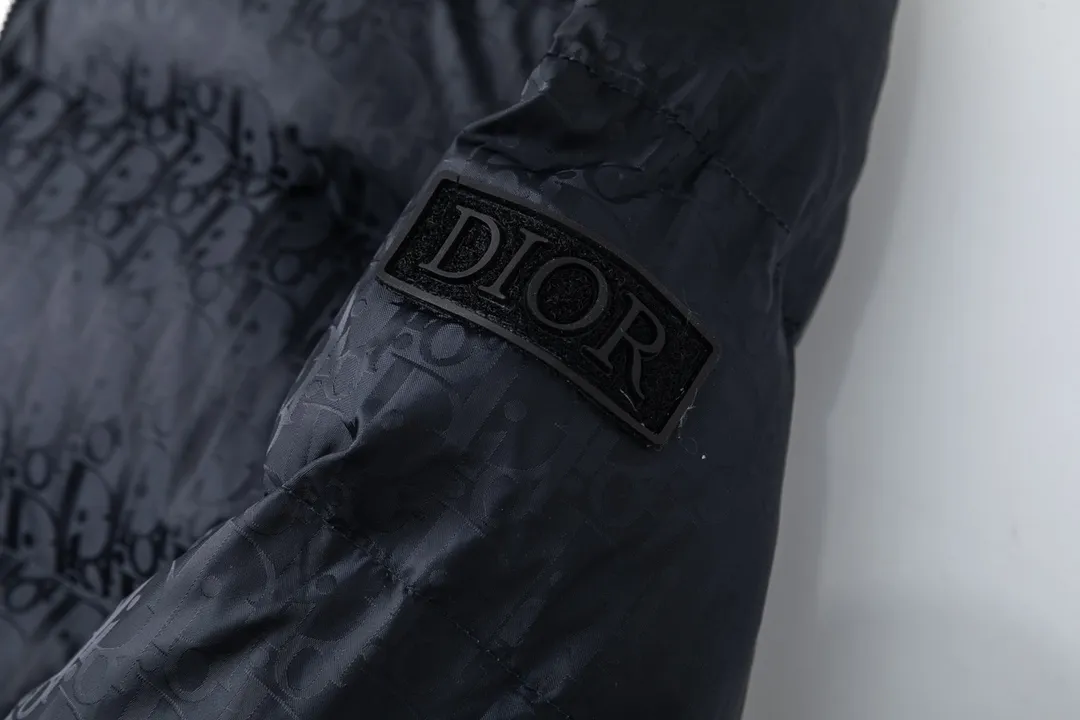 🅿️820 (with dust bag) Dior/Dior 23ss popular jacquard down jacket down jacket. It uses high-quality fabrics, always maintains a high-end and gorgeous design line, and has fine workmanship, symbolizing the highest spirit of French fashion culture. Counter version! The highest version on the market, GC quality is super good. Original hardware customization, jacquard craft fabric, goose down filling. Color: black/navy blue/grey/sky blue Size: 44/46/48/50/52/54
