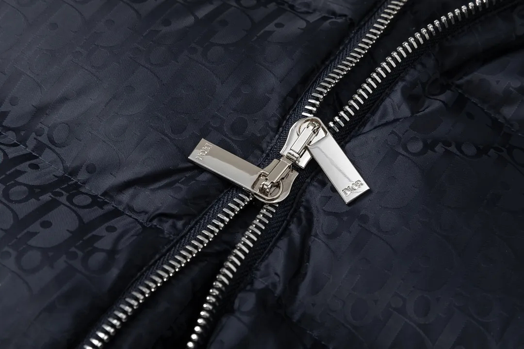 🅿️820 (with dust bag) Dior/Dior 23ss popular jacquard down jacket down jacket. It uses high-quality fabrics, always maintains a high-end and gorgeous design line, and has fine workmanship, symbolizing the highest spirit of French fashion culture. Counter version! The highest version on the market, GC quality is super good. Original hardware customization, jacquard craft fabric, goose down filling. Color: black/navy blue/grey/sky blue Size: 44/46/48/50/52/54