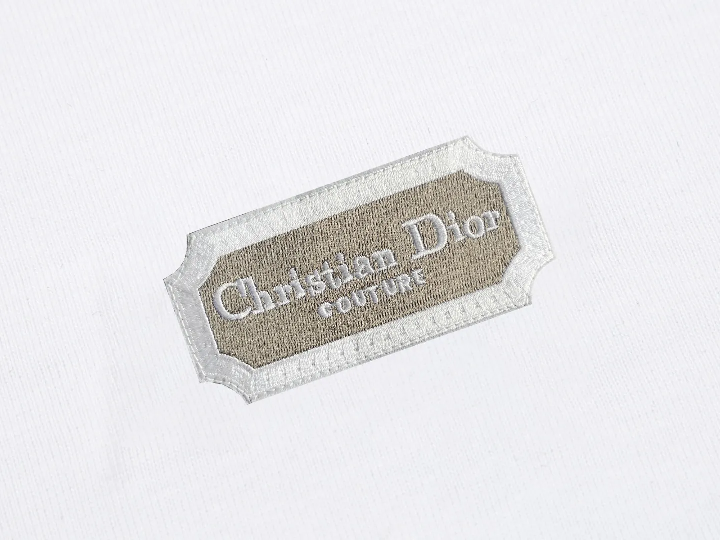 🅿️170 DIOR Dior embroidered letters‼ ️Short-sleeved T-shirt® *Customized 280g cotton fabric, the fabric is soft, skin-friendly and comfortable *Laminated letter logo on the front *A very simple and elegant one that is unparalleled in terms of upper body comfort, interpreting your luxury and taste, and creating your fashionable charm. ⚠️Washing method: It is recommended to dry clean or wrap the reverse side in a laundry bag and machine wash it quickly in cold water and let it dry naturally! ⚠️ Unisex style 𝐂𝐎𝐋𝐎𝐔𝐑: White Black 𝐒𝐈𝐙𝐄: S-XL