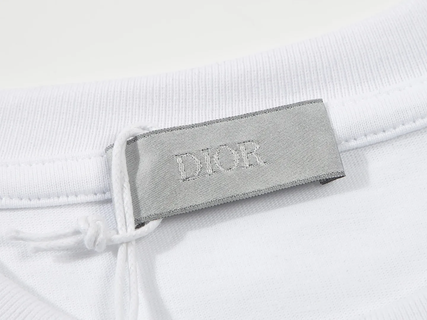 🅿️170 DIOR Dior embroidered letters‼ ️Short-sleeved T-shirt® *Customized 280g cotton fabric, the fabric is soft, skin-friendly and comfortable *Laminated letter logo on the front *A very simple and elegant one that is unparalleled in terms of upper body comfort, interpreting your luxury and taste, and creating your fashionable charm. ⚠️Washing method: It is recommended to dry clean or wrap the reverse side in a laundry bag and machine wash it quickly in cold water and let it dry naturally! ⚠️ Unisex style 𝐂𝐎𝐋𝐎𝐔𝐑: White Black 𝐒𝐈𝐙𝐄: S-XL