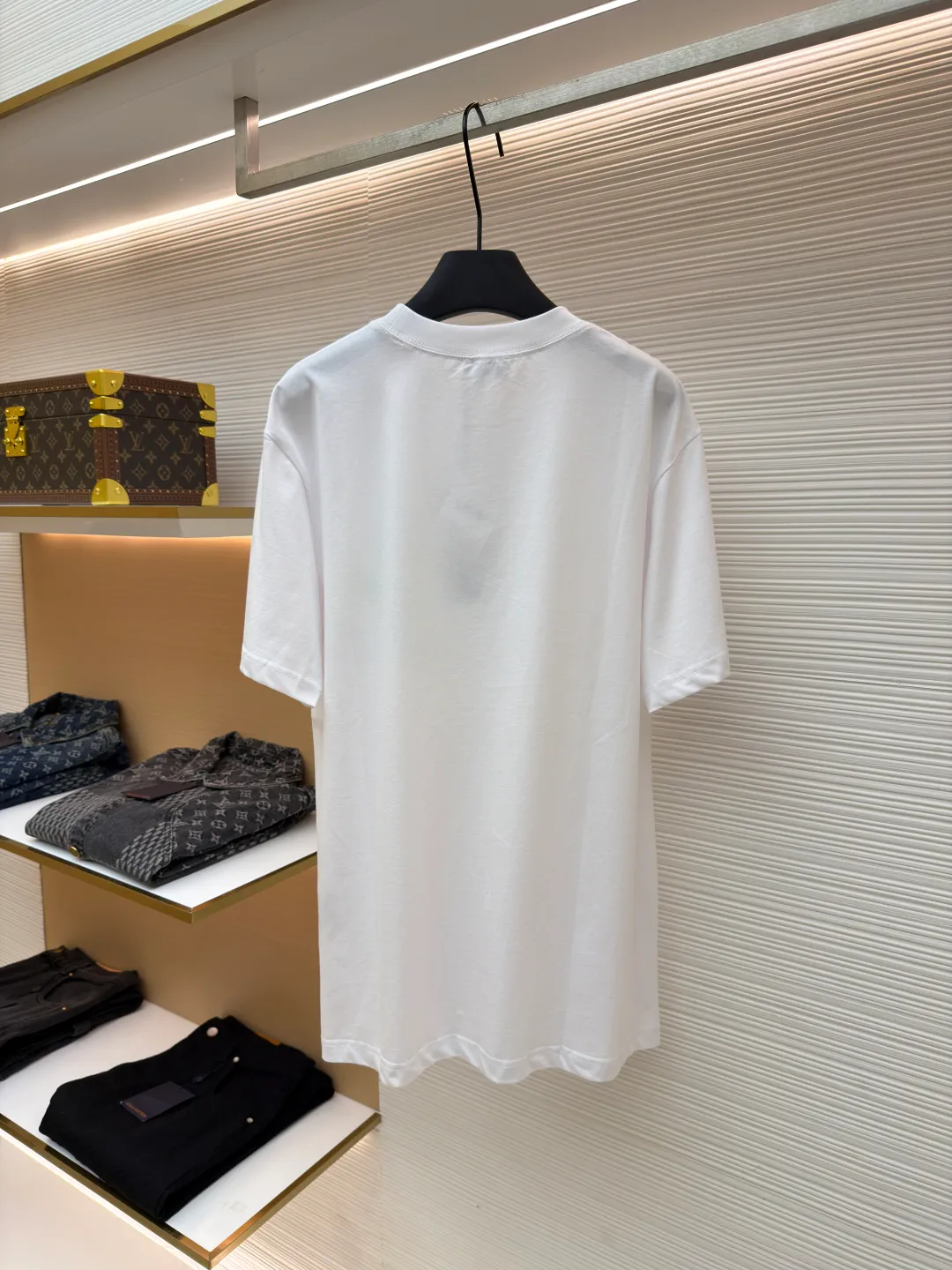 Dior Alpine Embroidery Round Neck Short Sleeve ●Original version: Purchased and developed by 7149 ●Item number: 1681102-X95 ●Fabric: plain knitted fabric ●Technology: white ink direct injection production ●Version: fitted version ●Weight: about 200 grams ●Size: S-M-L-XL ●Description: The main body is made of 24S special woven compact cotton to make plain knitted fabric, weight 180g. High-count combed cotton yarn eliminates most of the short hairiness through compact spinning process, making the yarn smoother and stronger. The woven fabric structure is extremely dense, flat and soft, with excellent anti-pilling ability and durability, while retaining the natural advantages of pure cotton, which is breathable and skin-friendly. The neckline is made of 32S 1x1 rib with a weight of 300g. The finer yarn count creates a more delicate and tight thread, which provides better elasticity and deformation resistance than ordinary ribs, ensuring that the neckline can still remain stiff after being put on and taken off many times. The printed pattern and classic logo inspired by the mountain spirit on the chest become the visual focus through the decoration combined with multiple techniques. The printed pattern elements use digital white ink direct injection technology, which presents bright, opaque white and color patterns on dark fabrics with clear edges and a smooth touch. The classic logo is completed with fluorescent green contrasting letters in the form of patches, which are then precisely sewn onto the fabric using appliqué technology. This process restores the three-dimensionality, color saturation and detail accuracy of the pattern to the original version. With the standard round neck shape and basic color, this product has established a high degree of matching tolerance. It can be mixed and matched with daily jeans or shorts, catering to the pursuit of functionality, comfort and details. The neckline has a rounded arc, suitable for various face shapes and body shapes; the sleeves are moderate and end just above the elbow, showing a smart and neat image. The slim-fitting cut shows off the wearer's body curves without sacrificing comfort. The collar, cuffs, hem and other parts are all sewn with fine double-needle stitching. The overall wiring is straight and delicate, the fabric is comfortable and soft, and the color is consistent without color difference. It can be matched with the same style to create a fashionable look and control various occasions. Customized accessories, complete with three standards, same style for men and women!