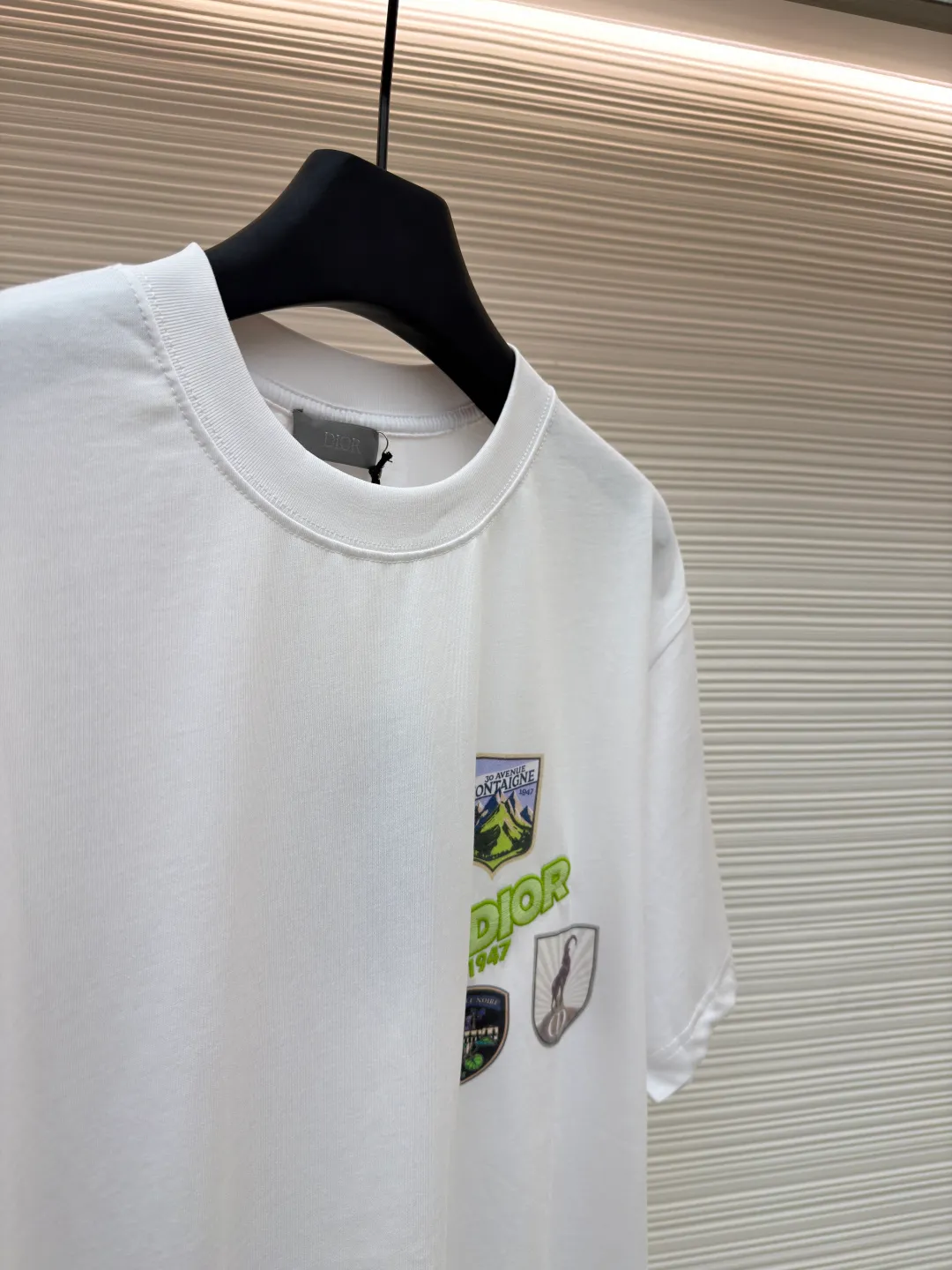Dior Alpine Embroidery Round Neck Short Sleeve ●Original version: Purchased and developed by 7149 ●Item number: 1681102-X95 ●Fabric: plain knitted fabric ●Technology: white ink direct injection production ●Version: fitted version ●Weight: about 200 grams ●Size: S-M-L-XL ●Description: The main body is made of 24S special woven compact cotton to make plain knitted fabric, weight 180g. High-count combed cotton yarn eliminates most of the short hairiness through compact spinning process, making the yarn smoother and stronger. The woven fabric structure is extremely dense, flat and soft, with excellent anti-pilling ability and durability, while retaining the natural advantages of pure cotton, which is breathable and skin-friendly. The neckline is made of 32S 1x1 rib with a weight of 300g. The finer yarn count creates a more delicate and tight thread, which provides better elasticity and deformation resistance than ordinary ribs, ensuring that the neckline can still remain stiff after being put on and taken off many times. The printed pattern and classic logo inspired by the mountain spirit on the chest become the visual focus through the decoration combined with multiple techniques. The printed pattern elements use digital white ink direct injection technology, which presents bright, opaque white and color patterns on dark fabrics with clear edges and a smooth touch. The classic logo is completed with fluorescent green contrasting letters in the form of patches, which are then precisely sewn onto the fabric using appliqué technology. This process restores the three-dimensionality, color saturation and detail accuracy of the pattern to the original version. With the standard round neck shape and basic color, this product has established a high degree of matching tolerance. It can be mixed and matched with daily jeans or shorts, catering to the pursuit of functionality, comfort and details. The neckline has a rounded arc, suitable for various face shapes and body shapes; the sleeves are moderate and end just above the elbow, showing a smart and neat image. The slim-fitting cut shows off the wearer's body curves without sacrificing comfort. The collar, cuffs, hem and other parts are all sewn with fine double-needle stitching. The overall wiring is straight and delicate, the fabric is comfortable and soft, and the color is consistent without color difference. It can be matched with the same style to create a fashionable look and control various occasions. Customized accessories, complete with three standards, same style for men and women!