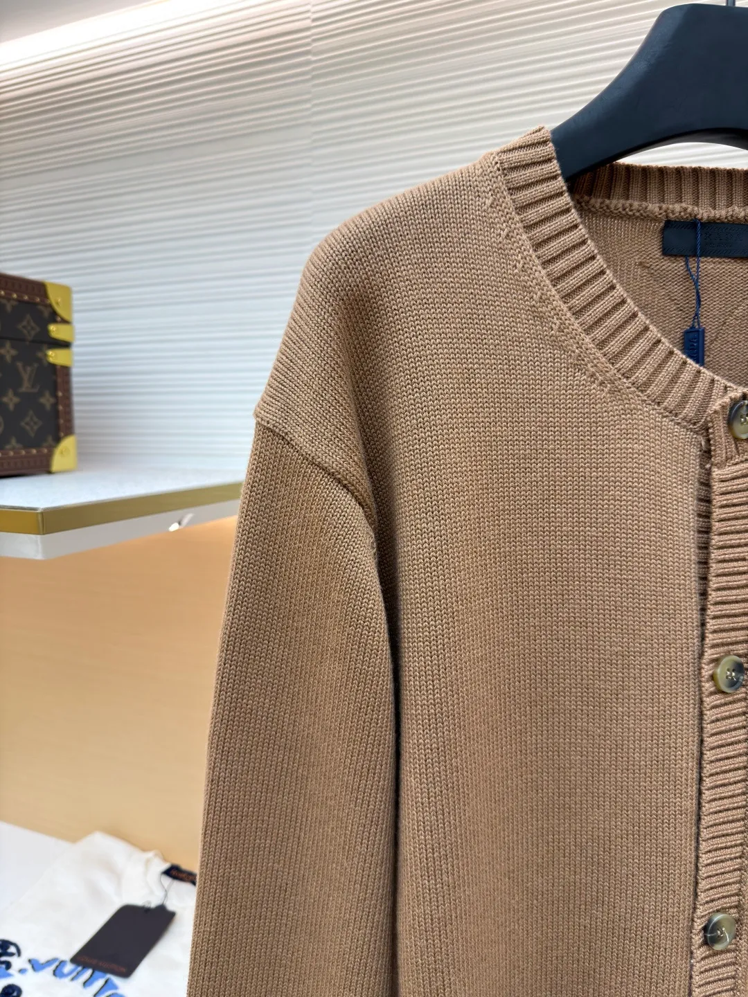 Prada round neck single-breasted cashmere cardigan ●Original version: Purchased and developed by 10189 ●Item number: 1681575-A85 ●Fabric: wool blended fabric ●Technology: knitted ●Color: camel ●Version: Fitted version ●Weight: about 830 grams ●Size: S-M-L-XL ●Description: This knitted cardigan is made of high-quality wool blended fabric, with a soft and delicate feel and excellent warmth retention properties. The body features a classic round neck design for a comfortable fit. The front placket is closed with a single-breasted button, making it easy to put on and take off and look neat. There are symmetrical pockets on both sides, which are practical and enhance the overall look. The knitted texture is clear and even, demonstrating exquisite craftsmanship. Ready-made garments undergo strict quality inspection to ensure that each piece meets high standards. Whether worn with a shirt or a T-shirt, this cardigan can show its unique fashion taste and texture. The overall wiring is straight and delicate, the fabric is comfortable and soft, and the color is consistent without color difference. It can be matched with the same style to create a fashionable look and control various occasions. Customized accessories, complete with three standards, same style for men and women!