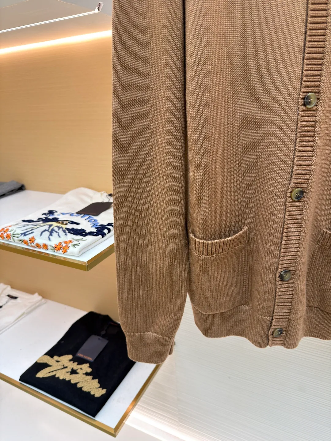 Prada round neck single-breasted cashmere cardigan ●Original version: Purchased and developed by 10189 ●Item number: 1681575-A85 ●Fabric: wool blended fabric ●Technology: knitted ●Color: camel ●Version: Fitted version ●Weight: about 830 grams ●Size: S-M-L-XL ●Description: This knitted cardigan is made of high-quality wool blended fabric, with a soft and delicate feel and excellent warmth retention properties. The body features a classic round neck design for a comfortable fit. The front placket is closed with a single-breasted button, making it easy to put on and take off and look neat. There are symmetrical pockets on both sides, which are practical and enhance the overall look. The knitted texture is clear and even, demonstrating exquisite craftsmanship. Ready-made garments undergo strict quality inspection to ensure that each piece meets high standards. Whether worn with a shirt or a T-shirt, this cardigan can show its unique fashion taste and texture. The overall wiring is straight and delicate, the fabric is comfortable and soft, and the color is consistent without color difference. It can be matched with the same style to create a fashionable look and control various occasions. Customized accessories, complete with three standards, same style for men and women!