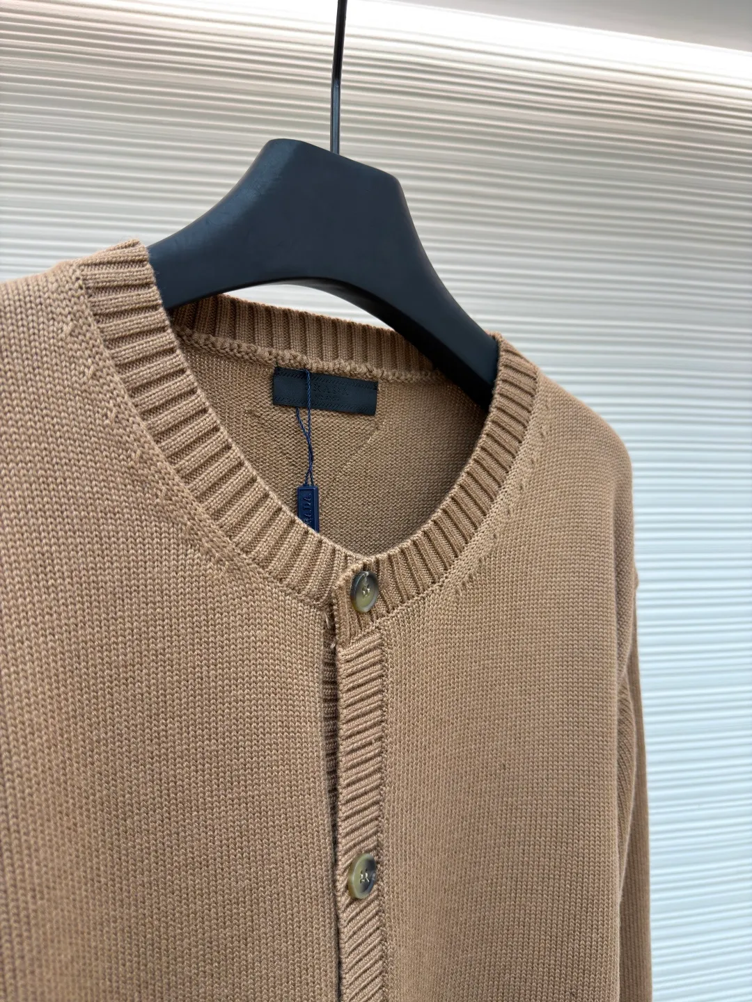 Prada round neck single-breasted cashmere cardigan ●Original version: Purchased and developed by 10189 ●Item number: 1681575-A85 ●Fabric: wool blended fabric ●Technology: knitted ●Color: camel ●Version: Fitted version ●Weight: about 830 grams ●Size: S-M-L-XL ●Description: This knitted cardigan is made of high-quality wool blended fabric, with a soft and delicate feel and excellent warmth retention properties. The body features a classic round neck design for a comfortable fit. The front placket is closed with a single-breasted button, making it easy to put on and take off and look neat. There are symmetrical pockets on both sides, which are practical and enhance the overall look. The knitted texture is clear and even, demonstrating exquisite craftsmanship. Ready-made garments undergo strict quality inspection to ensure that each piece meets high standards. Whether worn with a shirt or a T-shirt, this cardigan can show its unique fashion taste and texture. The overall wiring is straight and delicate, the fabric is comfortable and soft, and the color is consistent without color difference. It can be matched with the same style to create a fashionable look and control various occasions. Customized accessories, complete with three standards, same style for men and women!