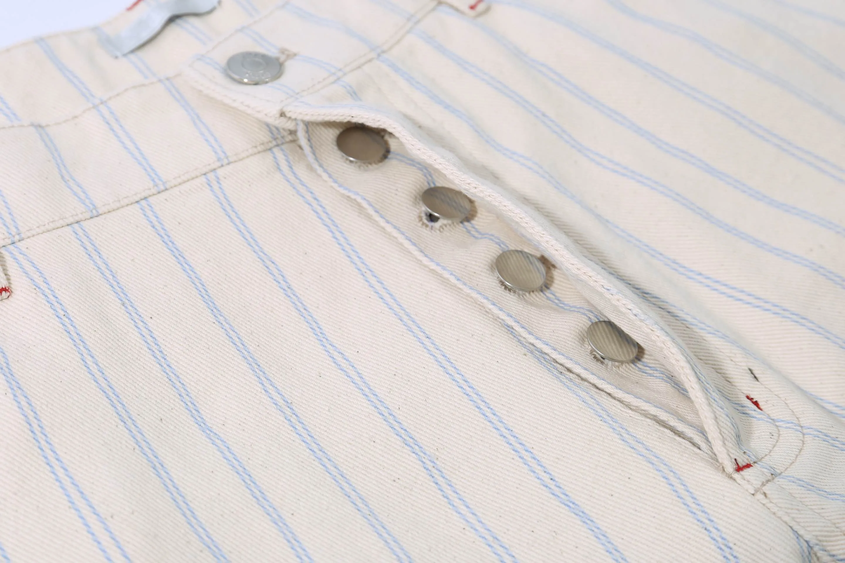 🅿️250 High-quality new CD stripe embroidered apricot shorts. Originally purchased for 14,600. The fabric is made of high-density equipment imported from Italy. It is made of custom-woven and dyed striped recycled cotton twill denim. The original cloth is washed and desized to restore the softness of the fabric and the velvety feel of the cloth. The cotton thread embroidered logo is embroidered with Tajima embroidery, the aluminum buttons are exclusively molded and customized, the dyed yarn 100% restores the color of the original plate, the back waist leather tag is customized with the same color, and the three-label accessories follow the original plate. Size xs-l