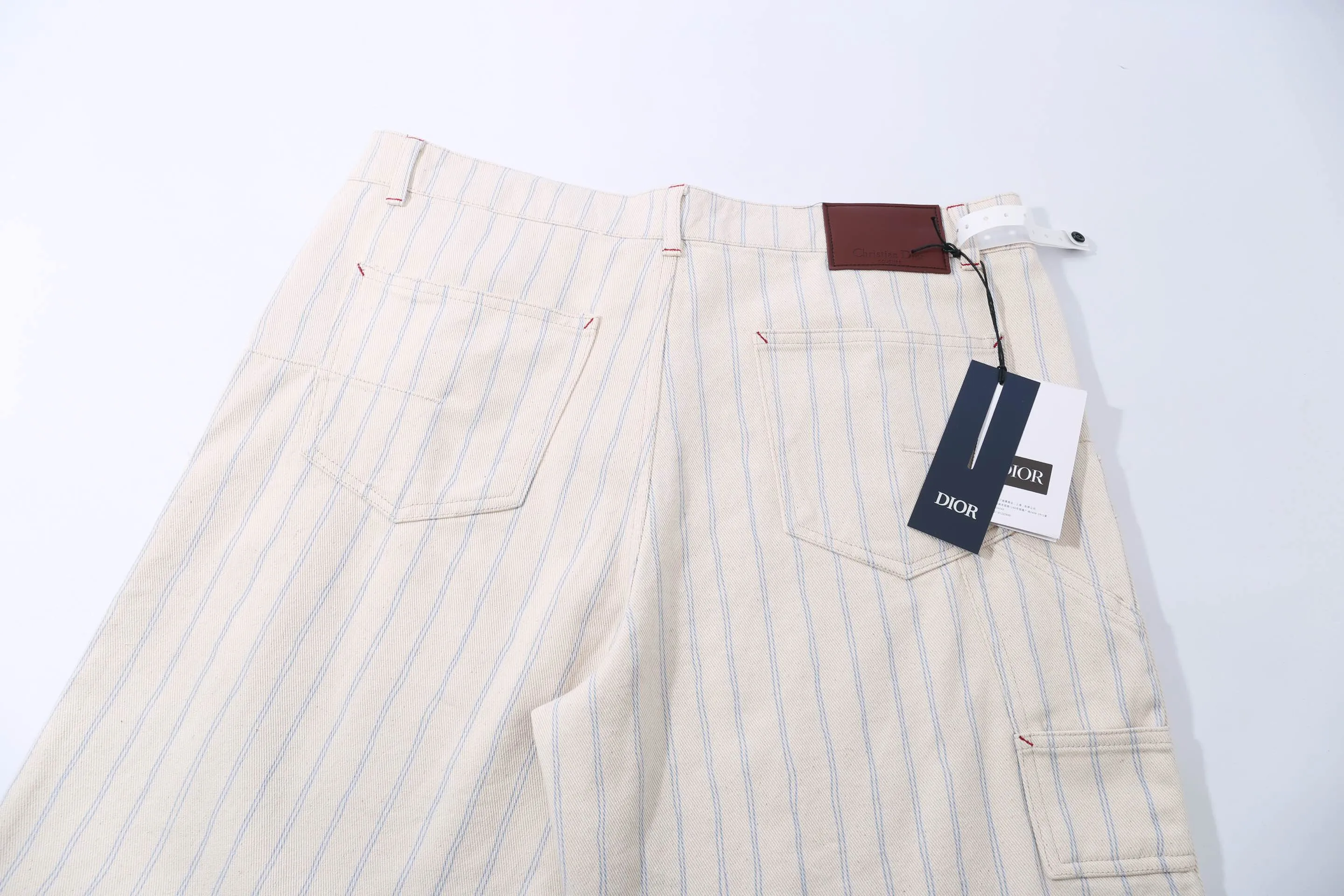 🅿️250 High-quality new CD stripe embroidered apricot shorts. Originally purchased for 14,600. The fabric is made of high-density equipment imported from Italy. It is made of custom-woven and dyed striped recycled cotton twill denim. The original cloth is washed and desized to restore the softness of the fabric and the velvety feel of the cloth. The cotton thread embroidered logo is embroidered with Tajima embroidery, the aluminum buttons are exclusively molded and customized, the dyed yarn 100% restores the color of the original plate, the back waist leather tag is customized with the same color, and the three-label accessories follow the original plate. Size xs-l