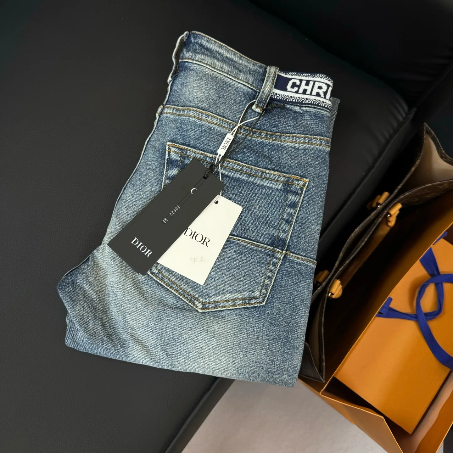 🅿️290 Export quality🔥Style number: D231 GUCCI summer new washed printed fashionable casual straight leg jeans. Limited order from overseas trading companies, European straight hair, high quality products are rare and limited quantity.  The new 2024 SS spring and summer jeans are made of high-quality denim fabric. The fabric contains 92% cotton, 6.4% polyester, and 1.6% spandex. The integration of such a high content of cotton and spandex fabric makes the pants feel soft and delicate, the upper body is comfortable and elastic, and the workmanship is exquisite, highlighting the ultra-high brand charm.  Color #Washed Blue Size #29 30 31 32 33 34 36 38 (please report height and weight)