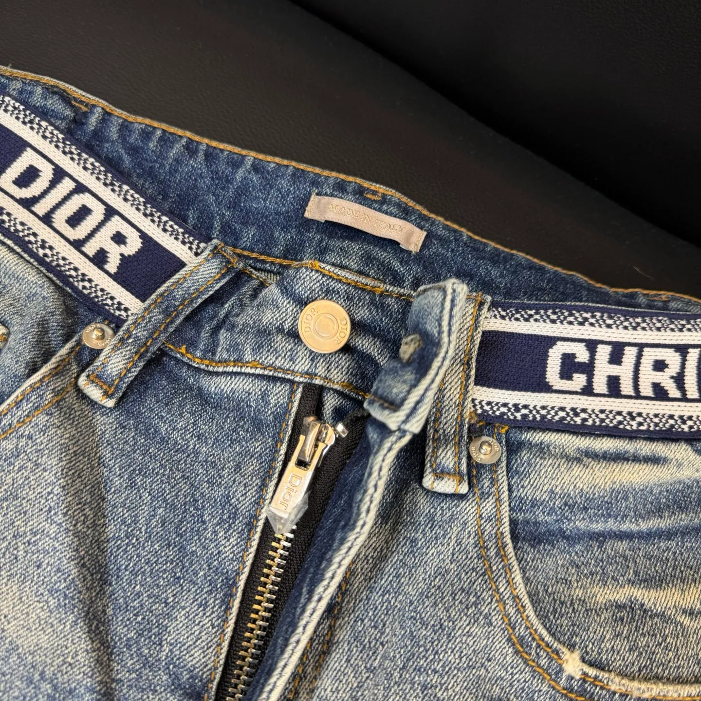 🅿️290 Export quality🔥Style number: D231 GUCCI summer new washed printed fashionable casual straight leg jeans. Limited order from overseas trading companies, European straight hair, high quality products are rare and limited quantity.  The new 2024 SS spring and summer jeans are made of high-quality denim fabric. The fabric contains 92% cotton, 6.4% polyester, and 1.6% spandex. The integration of such a high content of cotton and spandex fabric makes the pants feel soft and delicate, the upper body is comfortable and elastic, and the workmanship is exquisite, highlighting the ultra-high brand charm.  Color #Washed Blue Size #29 30 31 32 33 34 36 38 (please report height and weight)