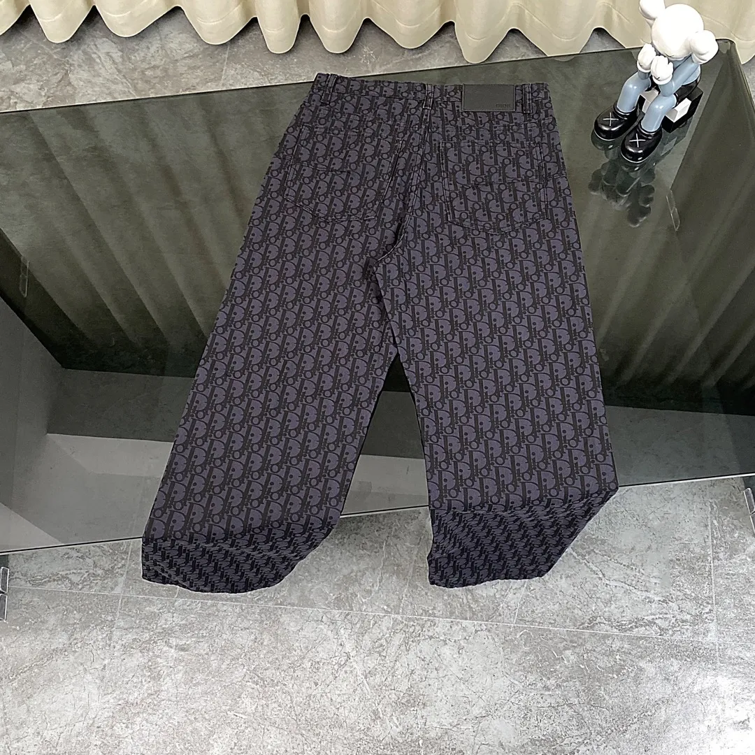 🅿️270 Style: Dior/Dior 2024SS spring new old flower all-print jacquard jeans straight trousers, light luxury, a must-have item for men and women's daily commuting wear, Dior's latest top-quality material, super soft high cotton washed denim fabric! The washing cost of each piece is as much as three times that of conventional craftsmanship. The touch is extremely delicate. Once you get the actual item, you really can’t put it down. It has a full sense of high-end! The real counters use materials worth more than a thousand yuan, giving you an unparalleled sense of luxury!  Details after details! The latest first launch model! The whole body has a simple and elegant design, and the back pockets of the pants are made of high-quality craftsmanship. The belt is extremely exquisite! Real materials inside, just for the ultimate touch, without sacrificing high cost!  World premiere new product! Hot-selling items at the counter, the ultimate luxury! Whether it is for personal wear or as a gift, it is a king-level choice! No pressure to manage any large business occasions and high-end private clubs! Highly recommended to buy!    Color: Picture color Size: S-XL (28/30/32/34)
