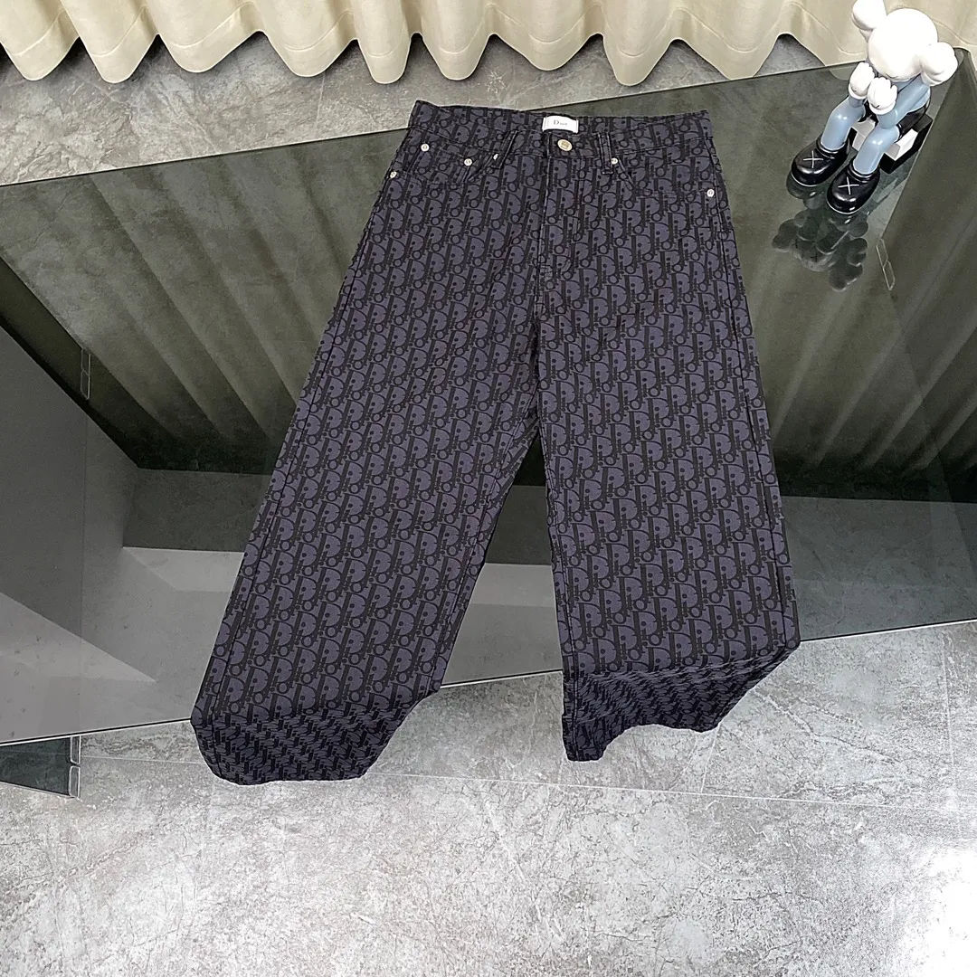 🅿️270 Style: Dior/Dior 2024SS spring new old flower all-print jacquard jeans straight trousers, light luxury, a must-have item for men and women's daily commuting wear, Dior's latest top-quality material, super soft high cotton washed denim fabric! The washing cost of each piece is as much as three times that of conventional craftsmanship. The touch is extremely delicate. Once you get the actual item, you really can’t put it down. It has a full sense of high-end! The real counters use materials worth more than a thousand yuan, giving you an unparalleled sense of luxury!  Details after details! The latest first launch model! The whole body has a simple and elegant design, and the back pockets of the pants are made of high-quality craftsmanship. The belt is extremely exquisite! Real materials inside, just for the ultimate touch, without sacrificing high cost!  World premiere new product! Hot-selling items at the counter, the ultimate luxury! Whether it is for personal wear or as a gift, it is a king-level choice! No pressure to manage any large business occasions and high-end private clubs! Highly recommended to buy!    Color: Picture color Size: S-XL (28/30/32/34)