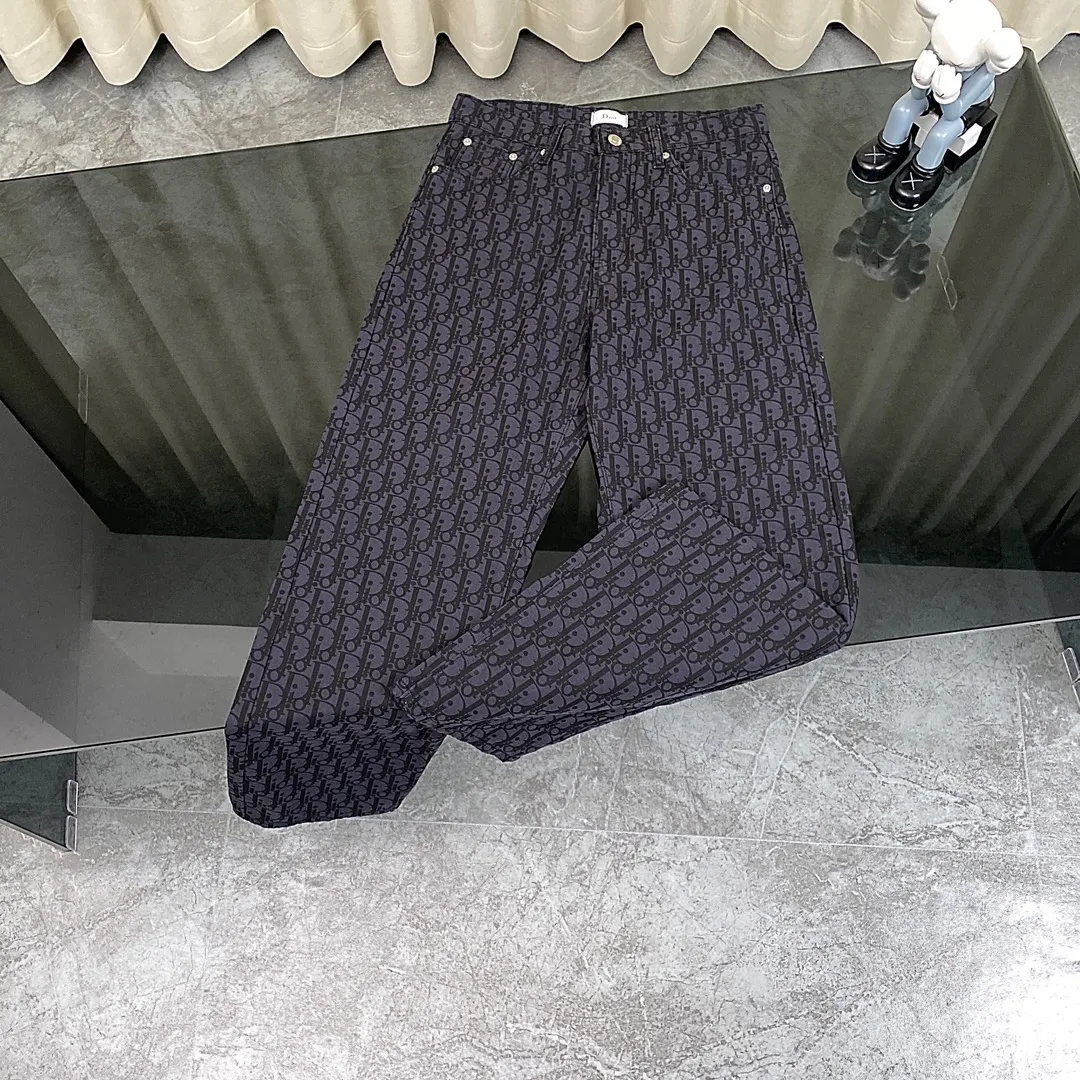 🅿️270 Style: Dior/Dior 2024SS spring new old flower all-print jacquard jeans straight trousers, light luxury, a must-have item for men and women's daily commuting wear, Dior's latest top-quality material, super soft high cotton washed denim fabric! The washing cost of each piece is as much as three times that of conventional craftsmanship. The touch is extremely delicate. Once you get the actual item, you really can’t put it down. It has a full sense of high-end! The real counters use materials worth more than a thousand yuan, giving you an unparalleled sense of luxury!  Details after details! The latest first launch model! The whole body has a simple and elegant design, and the back pockets of the pants are made of high-quality craftsmanship. The belt is extremely exquisite! Real materials inside, just for the ultimate touch, without sacrificing high cost!  World premiere new product! Hot-selling items at the counter, the ultimate luxury! Whether it is for personal wear or as a gift, it is a king-level choice! No pressure to manage any large business occasions and high-end private clubs! Highly recommended to buy!    Color: Picture color Size: S-XL (28/30/32/34)