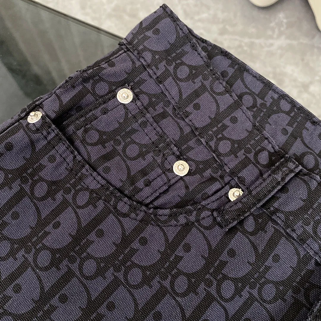 🅿️270 Style: Dior/Dior 2024SS spring new old flower all-print jacquard jeans straight trousers, light luxury, a must-have item for men and women's daily commuting wear, Dior's latest top-quality material, super soft high cotton washed denim fabric! The washing cost of each piece is as much as three times that of conventional craftsmanship. The touch is extremely delicate. Once you get the actual item, you really can’t put it down. It has a full sense of high-end! The real counters use materials worth more than a thousand yuan, giving you an unparalleled sense of luxury!  Details after details! The latest first launch model! The whole body has a simple and elegant design, and the back pockets of the pants are made of high-quality craftsmanship. The belt is extremely exquisite! Real materials inside, just for the ultimate touch, without sacrificing high cost!  World premiere new product! Hot-selling items at the counter, the ultimate luxury! Whether it is for personal wear or as a gift, it is a king-level choice! No pressure to manage any large business occasions and high-end private clubs! Highly recommended to buy!    Color: Picture color Size: S-XL (28/30/32/34)