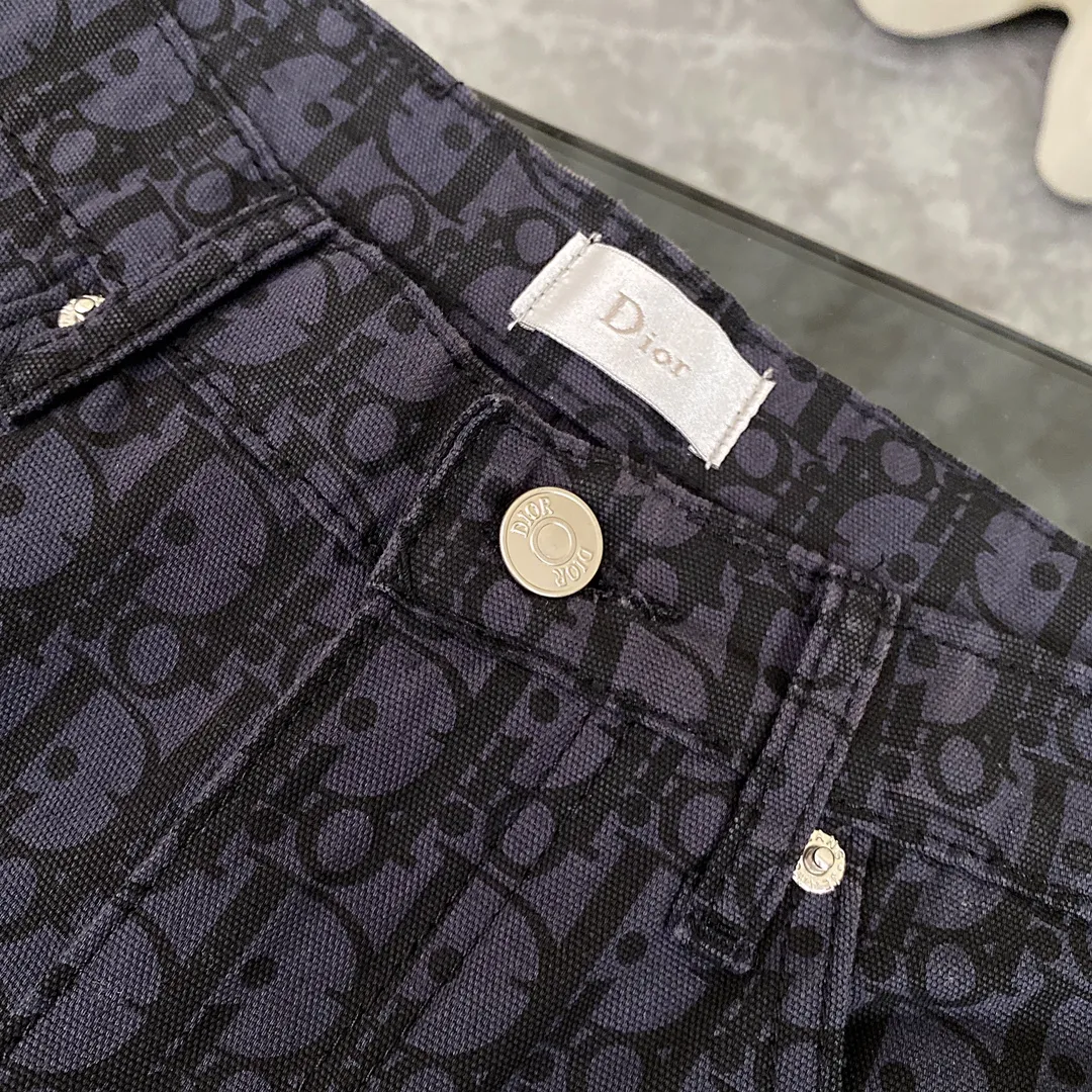🅿️270 Style: Dior/Dior 2024SS spring new old flower all-print jacquard jeans straight trousers, light luxury, a must-have item for men and women's daily commuting wear, Dior's latest top-quality material, super soft high cotton washed denim fabric! The washing cost of each piece is as much as three times that of conventional craftsmanship. The touch is extremely delicate. Once you get the actual item, you really can’t put it down. It has a full sense of high-end! The real counters use materials worth more than a thousand yuan, giving you an unparalleled sense of luxury!  Details after details! The latest first launch model! The whole body has a simple and elegant design, and the back pockets of the pants are made of high-quality craftsmanship. The belt is extremely exquisite! Real materials inside, just for the ultimate touch, without sacrificing high cost!  World premiere new product! Hot-selling items at the counter, the ultimate luxury! Whether it is for personal wear or as a gift, it is a king-level choice! No pressure to manage any large business occasions and high-end private clubs! Highly recommended to buy!    Color: Picture color Size: S-XL (28/30/32/34)