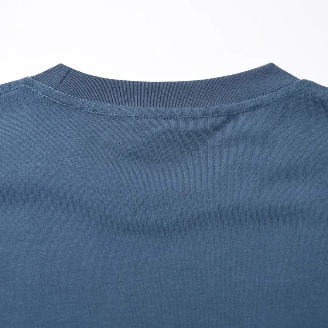 🅿️330 (higher version) DIOR CD cursive embroidered letter short-sleeved T-shirt. The original version is 7400, purchased from Taikoo Hui. The original version is customized with 270g cotton fabric, haze blue, apricot dyeing, and the thread dyeing is the same as the original version. The imported machine embroidery process makes the letter logo show a delicate and exquisite effect, enhancing the decorative effect. Use an embroidery machine to embroider the designed letter logo onto the patch. Color: black, haze blue, apricot, white, floral gray Size: S-L