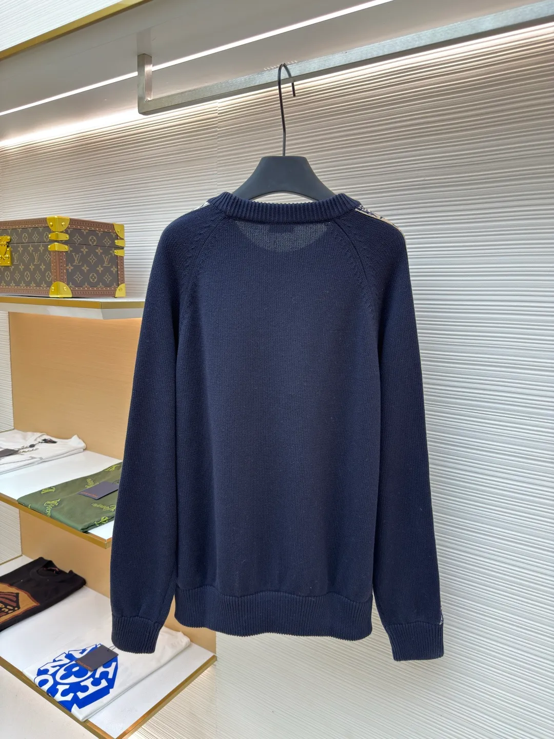 Dior sleeve webbing jacquard sweater ●Authentic product: 11000 purchase and development ●Item number: 1680530-B40 ●Fabric: wool fabric ●Technology: Wool jacquard production ●Version: fitted version ●Weight: about 815 grams ●Size: XS-S-M-L ●Description: The original version is dyed and dyed, and the color similarity is as high as 95%. It is made of 100% fully combed cotton yarn. The body of the clothes is woven on the same 7G loom as the original version. The mulberry silk webbing on both sides is made of 16-needle ultra-fine according to the original version. The needle types are individually knitted, sewn, washed, and finally the webbing is operated by highly skilled lathes. Ordinary lathes cannot carve such a straight webbing. This place particularly tests the lathes' skills. The overall wiring is straight and delicate, the fabric is comfortable and soft, and the color is consistent without color difference. It can be matched with the same style to create a fashionable look, and can be used in various occasions. Customized accessories, complete with three standards, same style for men and women!