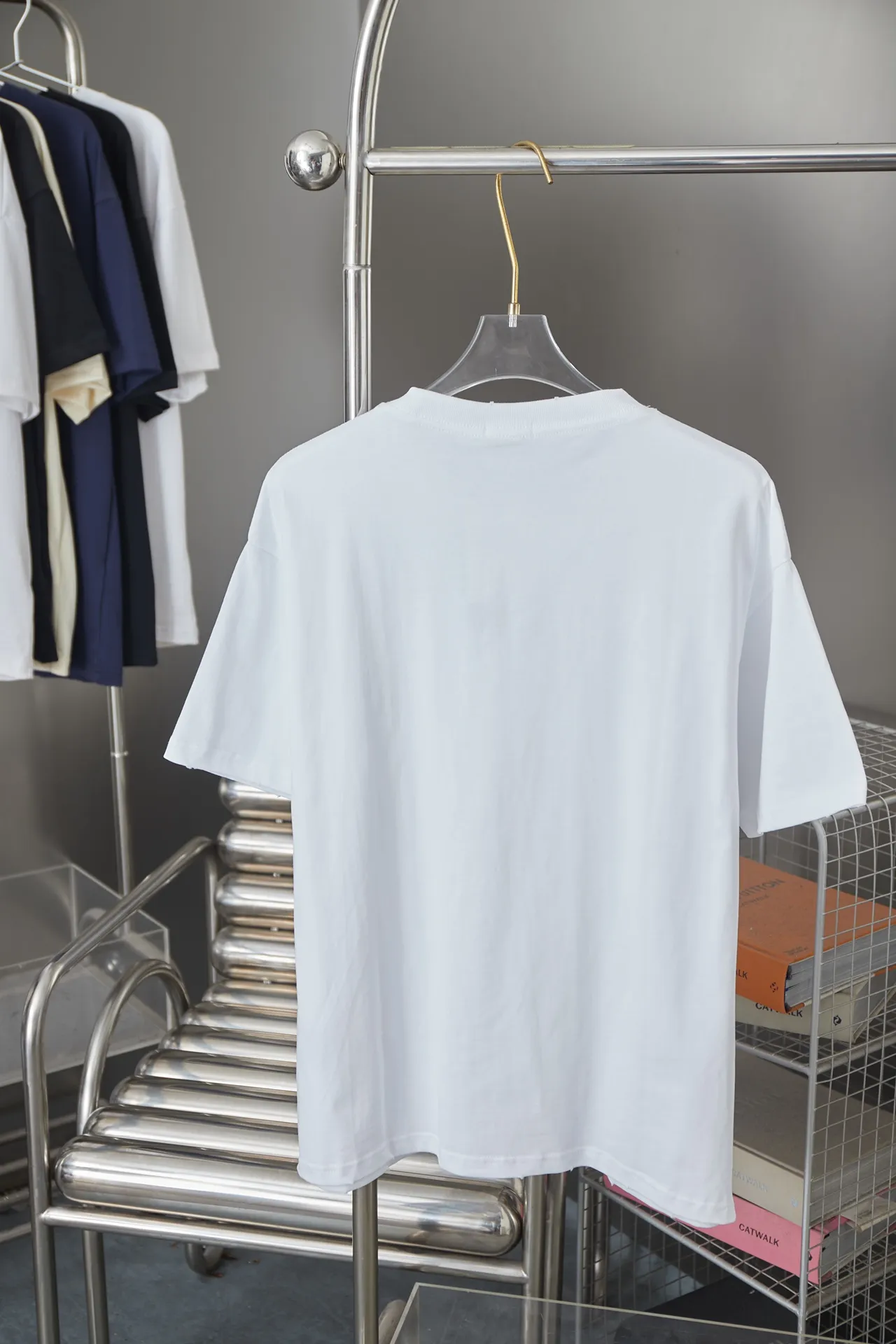 🅿️180 D＊or CD 25SS early spring new style joint series letter logo frayed short sleeves light luxury essential item for daily commuting for men and women correct version welcome to compare detailed features · 320g 100% pure cotton double yarn jersey fabric · Custom dyed in the same cylinder, special thickened 32 count double-strand 1X1 thread · Artificial hand printing screen printing letter logo pattern · Collar, cuffs, hem edging process · Double-needle stitching across seams · Original main mark, washed tag, branded moisture-proof paper packaging Color: White/Black/Gray Size: S/M/L/XL