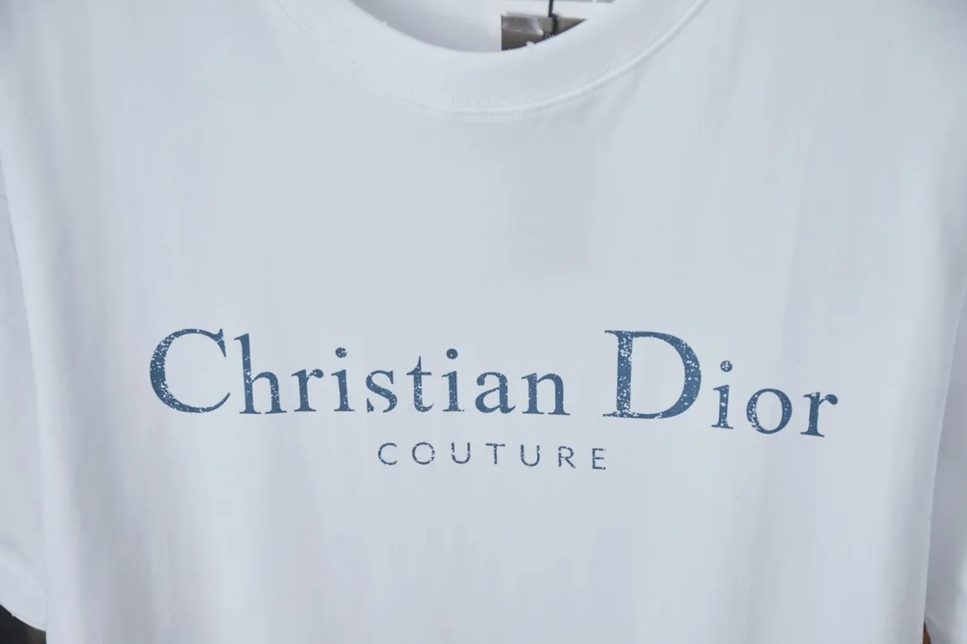 🅿️180 D＊or CD 25SS early spring new style joint series letter logo frayed short sleeves light luxury essential item for daily commuting for men and women correct version welcome to compare detailed features · 320g 100% pure cotton double yarn jersey fabric · Custom dyed in the same cylinder, special thickened 32 count double-strand 1X1 thread · Artificial hand printing screen printing letter logo pattern · Collar, cuffs, hem edging process · Double-needle stitching across seams · Original main mark, washed tag, branded moisture-proof paper packaging Color: White/Black/Gray Size: S/M/L/XL