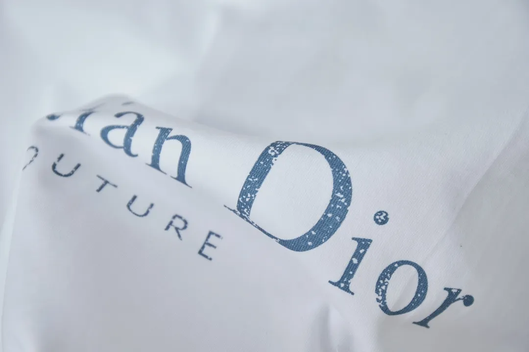 🅿️180 D＊or CD 25SS early spring new style joint series letter logo frayed short sleeves light luxury essential item for daily commuting for men and women correct version welcome to compare detailed features · 320g 100% pure cotton double yarn jersey fabric · Custom dyed in the same cylinder, special thickened 32 count double-strand 1X1 thread · Artificial hand printing screen printing letter logo pattern · Collar, cuffs, hem edging process · Double-needle stitching across seams · Original main mark, washed tag, branded moisture-proof paper packaging Color: White/Black/Gray Size: S/M/L/XL