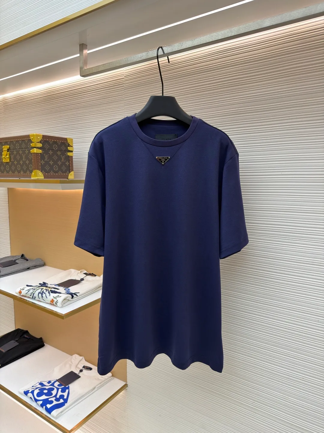 Prada chest triangle logo short sleeves ●Original version: 8000 purchase and development ●Item number: 1682429-A00 ●Fabric: cotton fabric ●Technology: infrared positioning production ●Color: blue ●Version: fitted version ●Weight: about 310 grams ●Size: S-M-L-XL ●Description: Customized mercerized hydrogen and oxygen liquid ammonia double-sided satin, breathable and refreshing, comfortable and skin-friendly. The iconic Prada triangle logo embellishes the chest to highlight the brand charm. The unique design of splicing the triangle area of the neckline creates a full sense of layering. It shocks your vision with a minimalist design and highlights luxury in a low-key manner. The infrared positioning of the "Prada triangle mark" is made using an imported special machine to make the position more precise and firm. Manual point splicing of the triangular area is carried out with the triangular fabric through precise point selection to ensure that the triangular area is uniformly positioned. The fabrics have been washed and have a better hand feel and texture. It is not easy to deform, shrink or fade, and maintains long-term beauty. The overall wiring is straight and delicate, the fabric is comfortable and soft, and the color is consistent without color difference. It can be matched with the same style to create a fashionable look and control various occasions. Customized accessories, complete with three standards, same style for men and women!