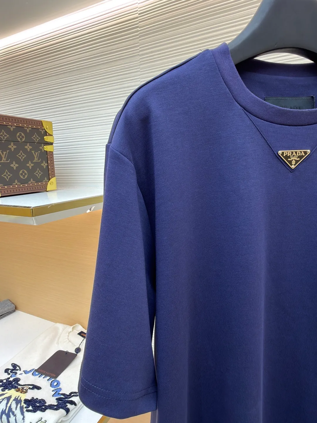 Prada chest triangle logo short sleeves ●Original version: 8000 purchase and development ●Item number: 1682429-A00 ●Fabric: cotton fabric ●Technology: infrared positioning production ●Color: blue ●Version: fitted version ●Weight: about 310 grams ●Size: S-M-L-XL ●Description: Customized mercerized hydrogen and oxygen liquid ammonia double-sided satin, breathable and refreshing, comfortable and skin-friendly. The iconic Prada triangle logo embellishes the chest to highlight the brand charm. The unique design of splicing the triangle area of the neckline creates a full sense of layering. It shocks your vision with a minimalist design and highlights luxury in a low-key manner. The infrared positioning of the "Prada triangle mark" is made using an imported special machine to make the position more precise and firm. Manual point splicing of the triangular area is carried out with the triangular fabric through precise point selection to ensure that the triangular area is uniformly positioned. The fabrics have been washed and have a better hand feel and texture. It is not easy to deform, shrink or fade, and maintains long-term beauty. The overall wiring is straight and delicate, the fabric is comfortable and soft, and the color is consistent without color difference. It can be matched with the same style to create a fashionable look and control various occasions. Customized accessories, complete with three standards, same style for men and women!