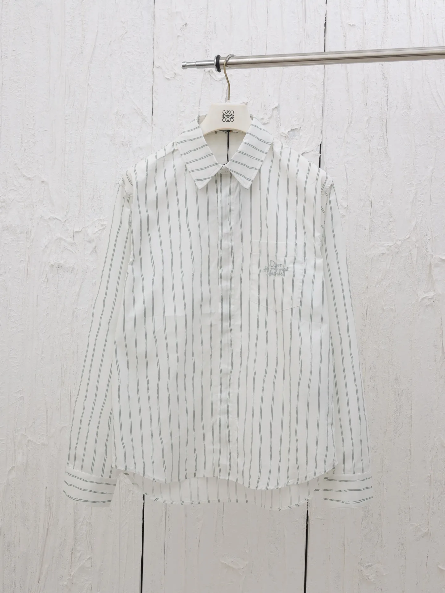 🅿️450 Dio*/Dior Vertical Simple Embroidered Shirt This shirt combines modern style with traditional beauty. Crafted from white cotton poplin, it features a blue and gray striped pattern displaying the Dior For My Real Friends signature from the DIOR AND HYLTON NE collection. A patch pocket on the chest and hidden button closure complete the design. Can be worn with everyday clothing.  Size: S-39/M-40/L-41/XL-42