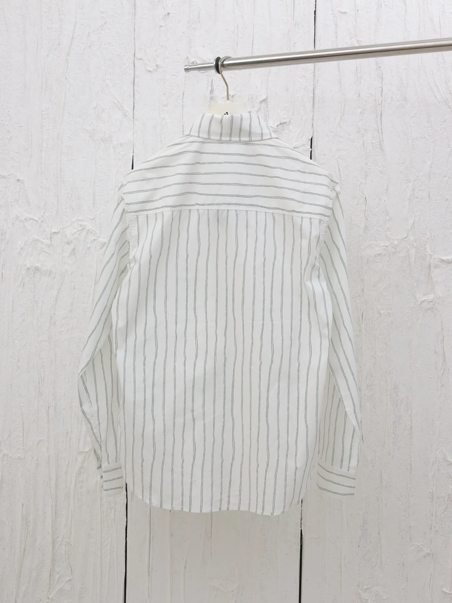 🅿️450 Dio*/Dior Vertical Simple Embroidered Shirt This shirt combines modern style with traditional beauty. Crafted from white cotton poplin, it features a blue and gray striped pattern displaying the Dior For My Real Friends signature from the DIOR AND HYLTON NE collection. A patch pocket on the chest and hidden button closure complete the design. Can be worn with everyday clothing.  Size: S-39/M-40/L-41/XL-42