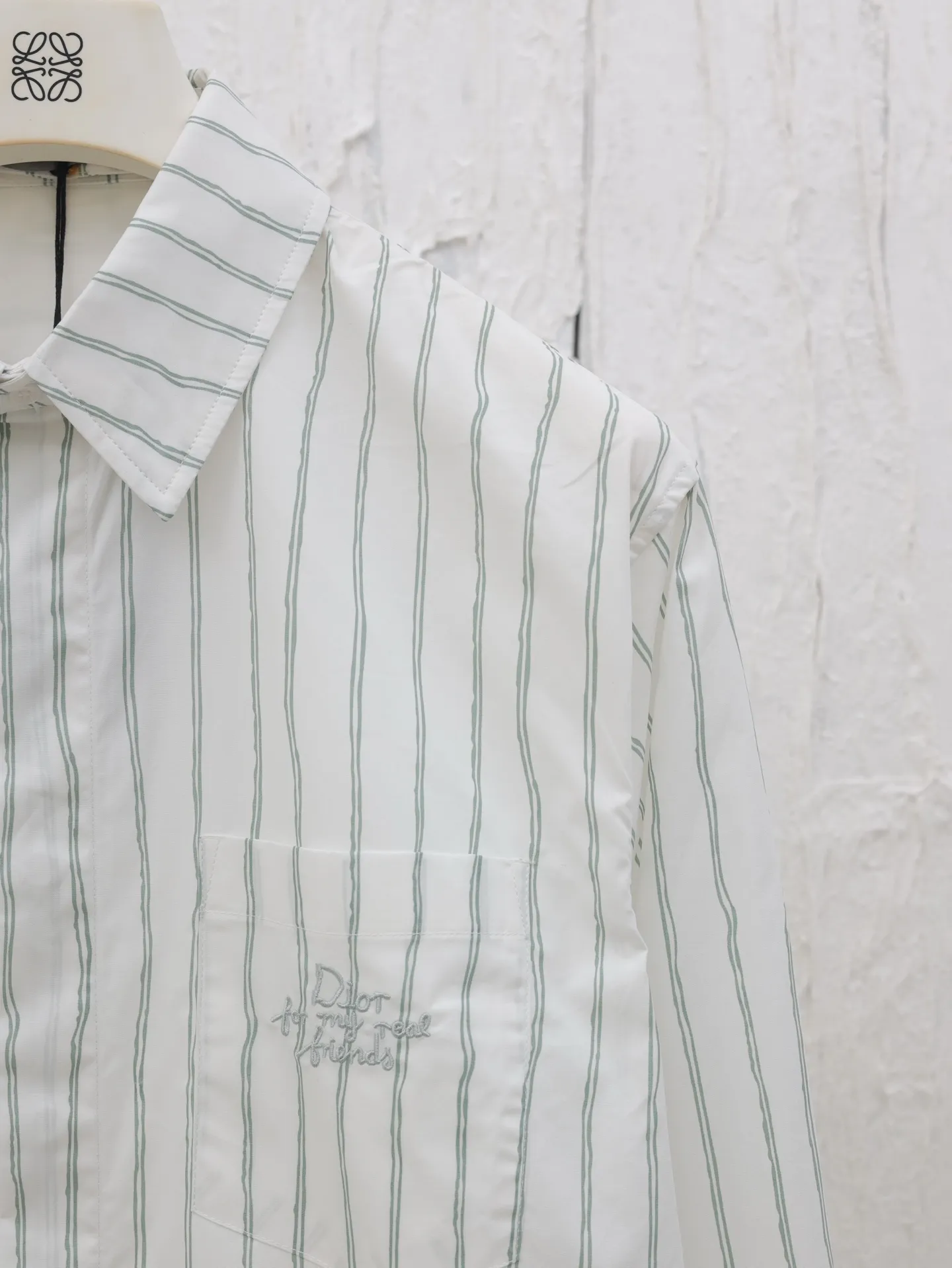 🅿️450 Dio*/Dior Vertical Simple Embroidered Shirt This shirt combines modern style with traditional beauty. Crafted from white cotton poplin, it features a blue and gray striped pattern displaying the Dior For My Real Friends signature from the DIOR AND HYLTON NE collection. A patch pocket on the chest and hidden button closure complete the design. Can be worn with everyday clothing.  Size: S-39/M-40/L-41/XL-42