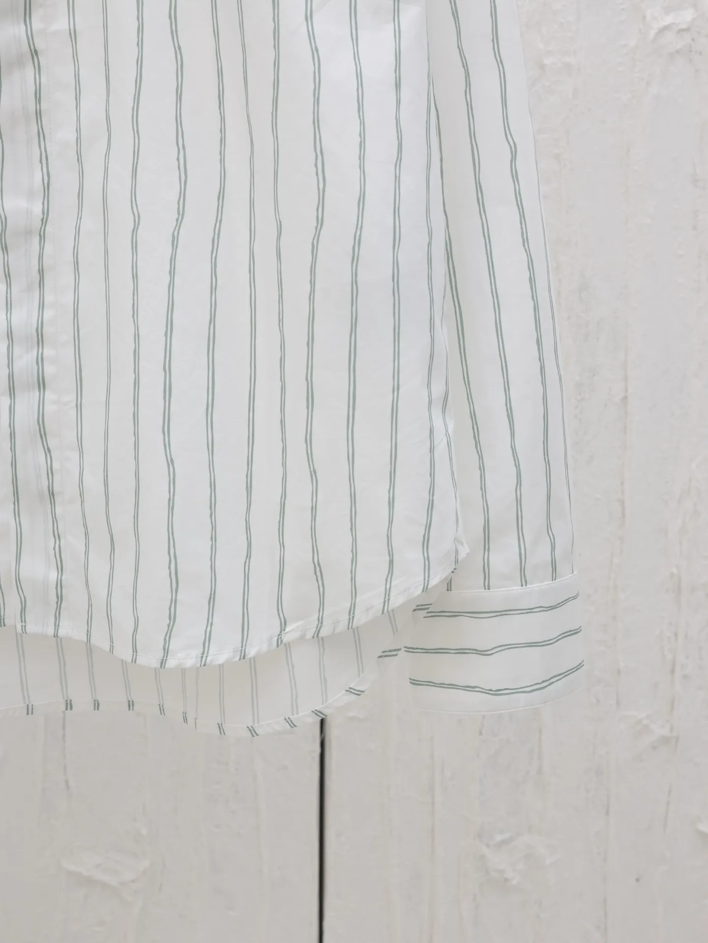 🅿️450 Dio*/Dior Vertical Simple Embroidered Shirt This shirt combines modern style with traditional beauty. Crafted from white cotton poplin, it features a blue and gray striped pattern displaying the Dior For My Real Friends signature from the DIOR AND HYLTON NE collection. A patch pocket on the chest and hidden button closure complete the design. Can be worn with everyday clothing.  Size: S-39/M-40/L-41/XL-42