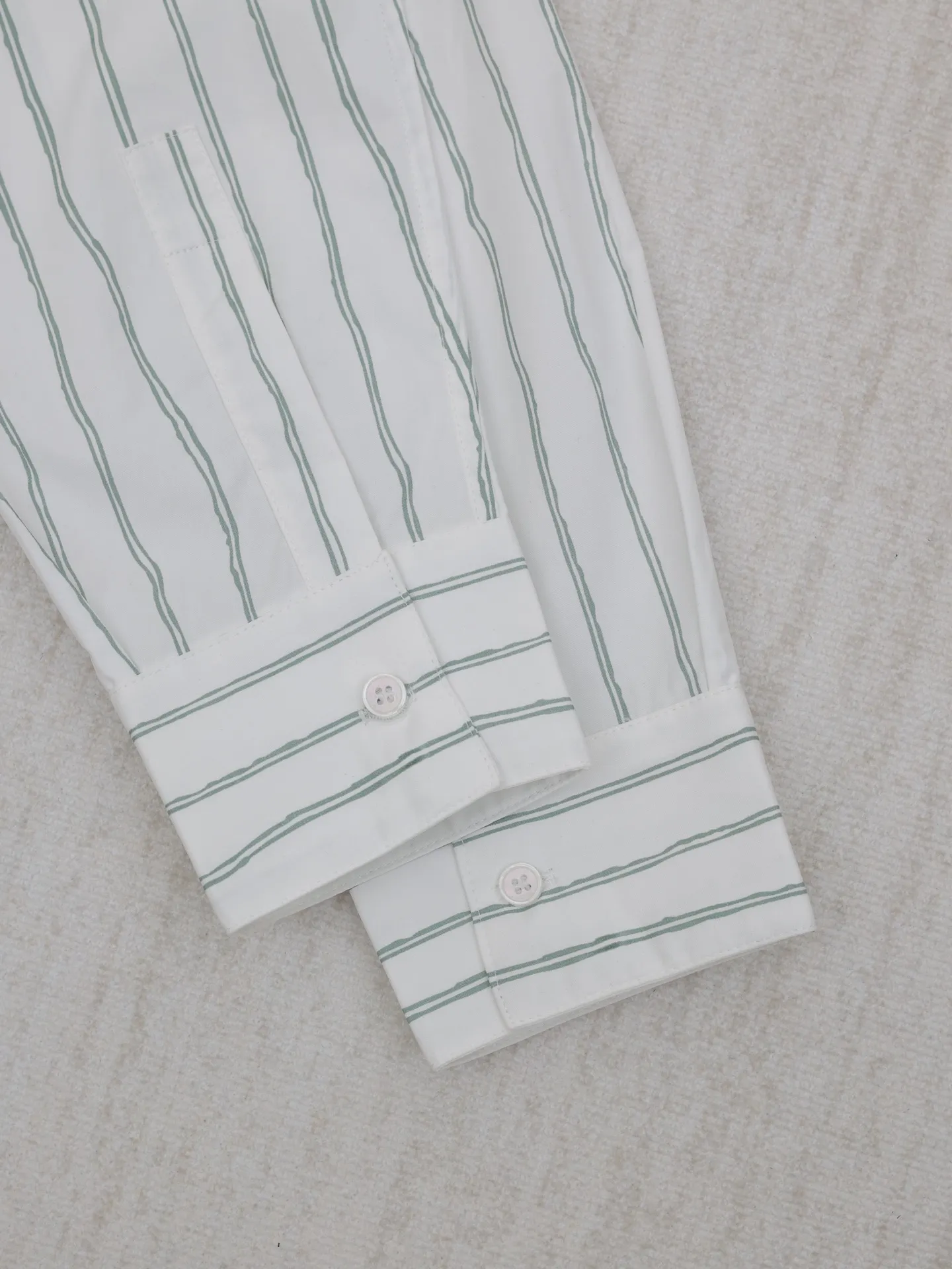 🅿️450 Dio*/Dior Vertical Simple Embroidered Shirt This shirt combines modern style with traditional beauty. Crafted from white cotton poplin, it features a blue and gray striped pattern displaying the Dior For My Real Friends signature from the DIOR AND HYLTON NE collection. A patch pocket on the chest and hidden button closure complete the design. Can be worn with everyday clothing.  Size: S-39/M-40/L-41/XL-42