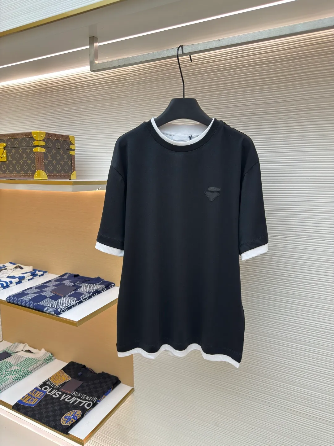 Prada triangular cloth label round neck short sleeves ●Authentic product: Purchased and developed by 4570 ●Item number: 1680228-A10 ●Fabric: Special woven dense cotton fabric ●Technology: Made on positioning cutting machine ●Version: Fitted version ●Weight: about 260 grams ●Size: XS-S-M-L ●Description: Made of 24S special woven compact cotton fabric, 185g; with 40S double yarn thread, 220g. The strength of compact yarn is higher than that of traditional single yarn. The single fibers in compact yarn are closely arranged, which helps to improve the strength of the yarn. The ends of the fibers are all twisted into the yarn, so the yarn is very tight and the yarn has a smooth appearance with less hairiness. Compact spinning yarn has higher strength and less hairiness, making it less prone to fraying. The characteristics of the classic brand's triangular woven label are innovative breakthroughs from three dimensions: material collision, structural craftsmanship and symbolic narrative. The three-dimensional thickness is formed by hot-pressing composite. Because it can be woven with woven yarn raw materials, laser cut and restored, it has different characteristics in terms of temperature resistance. The classic round neck basic version design adopts a double-layer neckline and asymmetrical hem with a fake two-piece structure, and the side seams form a three-dimensional box silhouette. Create a visual dislocation effect through the collision and stacking of color blocks. The triangle logo on the front chest is heat-embossed to create a matte and slightly reflective contrast with the main fabric. The overall wiring is straight and delicate, the fabric is comfortable and soft, and the color is consistent without color difference. It can be matched with the same style to create a fashionable look and control various occasions. Customized accessories, complete with three standards, same style for men and women!