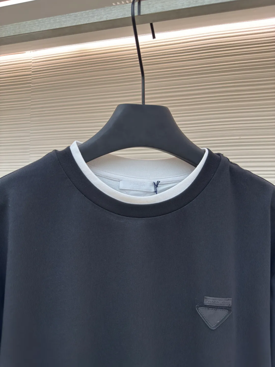 Prada triangular cloth label round neck short sleeves ●Authentic product: Purchased and developed by 4570 ●Item number: 1680228-A10 ●Fabric: Special woven dense cotton fabric ●Technology: Made on positioning cutting machine ●Version: Fitted version ●Weight: about 260 grams ●Size: XS-S-M-L ●Description: Made of 24S special woven compact cotton fabric, 185g; with 40S double yarn thread, 220g. The strength of compact yarn is higher than that of traditional single yarn. The single fibers in compact yarn are closely arranged, which helps to improve the strength of the yarn. The ends of the fibers are all twisted into the yarn, so the yarn is very tight and the yarn has a smooth appearance with less hairiness. Compact spinning yarn has higher strength and less hairiness, making it less prone to fraying. The characteristics of the classic brand's triangular woven label are innovative breakthroughs from three dimensions: material collision, structural craftsmanship and symbolic narrative. The three-dimensional thickness is formed by hot-pressing composite. Because it can be woven with woven yarn raw materials, laser cut and restored, it has different characteristics in terms of temperature resistance. The classic round neck basic version design adopts a double-layer neckline and asymmetrical hem with a fake two-piece structure, and the side seams form a three-dimensional box silhouette. Create a visual dislocation effect through the collision and stacking of color blocks. The triangle logo on the front chest is heat-embossed to create a matte and slightly reflective contrast with the main fabric. The overall wiring is straight and delicate, the fabric is comfortable and soft, and the color is consistent without color difference. It can be matched with the same style to create a fashionable look and control various occasions. Customized accessories, complete with three standards, same style for men and women!