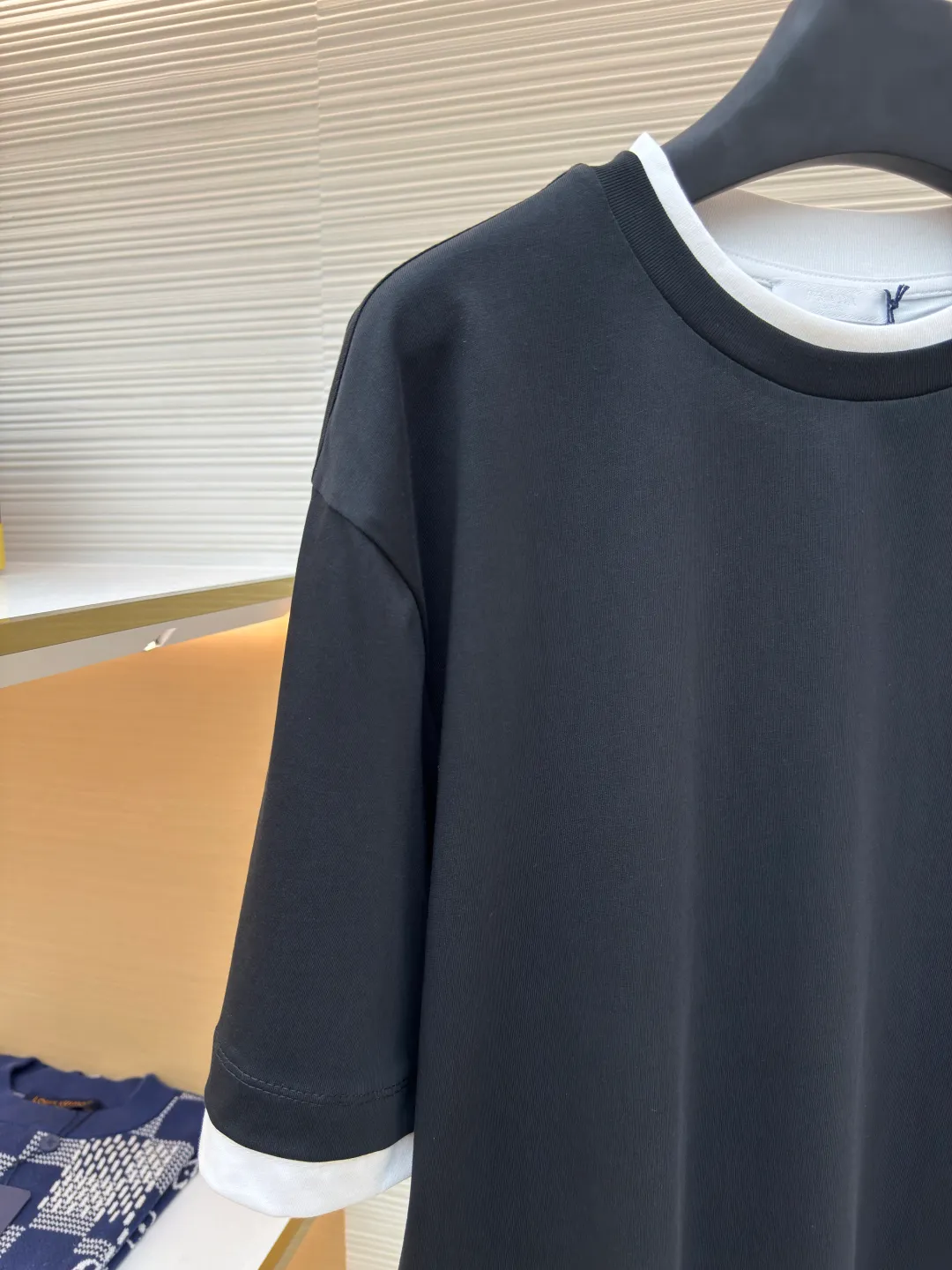 Prada triangular cloth label round neck short sleeves ●Authentic product: Purchased and developed by 4570 ●Item number: 1680228-A10 ●Fabric: Special woven dense cotton fabric ●Technology: Made on positioning cutting machine ●Version: Fitted version ●Weight: about 260 grams ●Size: XS-S-M-L ●Description: Made of 24S special woven compact cotton fabric, 185g; with 40S double yarn thread, 220g. The strength of compact yarn is higher than that of traditional single yarn. The single fibers in compact yarn are closely arranged, which helps to improve the strength of the yarn. The ends of the fibers are all twisted into the yarn, so the yarn is very tight and the yarn has a smooth appearance with less hairiness. Compact spinning yarn has higher strength and less hairiness, making it less prone to fraying. The characteristics of the classic brand's triangular woven label are innovative breakthroughs from three dimensions: material collision, structural craftsmanship and symbolic narrative. The three-dimensional thickness is formed by hot-pressing composite. Because it can be woven with woven yarn raw materials, laser cut and restored, it has different characteristics in terms of temperature resistance. The classic round neck basic version design adopts a double-layer neckline and asymmetrical hem with a fake two-piece structure, and the side seams form a three-dimensional box silhouette. Create a visual dislocation effect through the collision and stacking of color blocks. The triangle logo on the front chest is heat-embossed to create a matte and slightly reflective contrast with the main fabric. The overall wiring is straight and delicate, the fabric is comfortable and soft, and the color is consistent without color difference. It can be matched with the same style to create a fashionable look and control various occasions. Customized accessories, complete with three standards, same style for men and women!