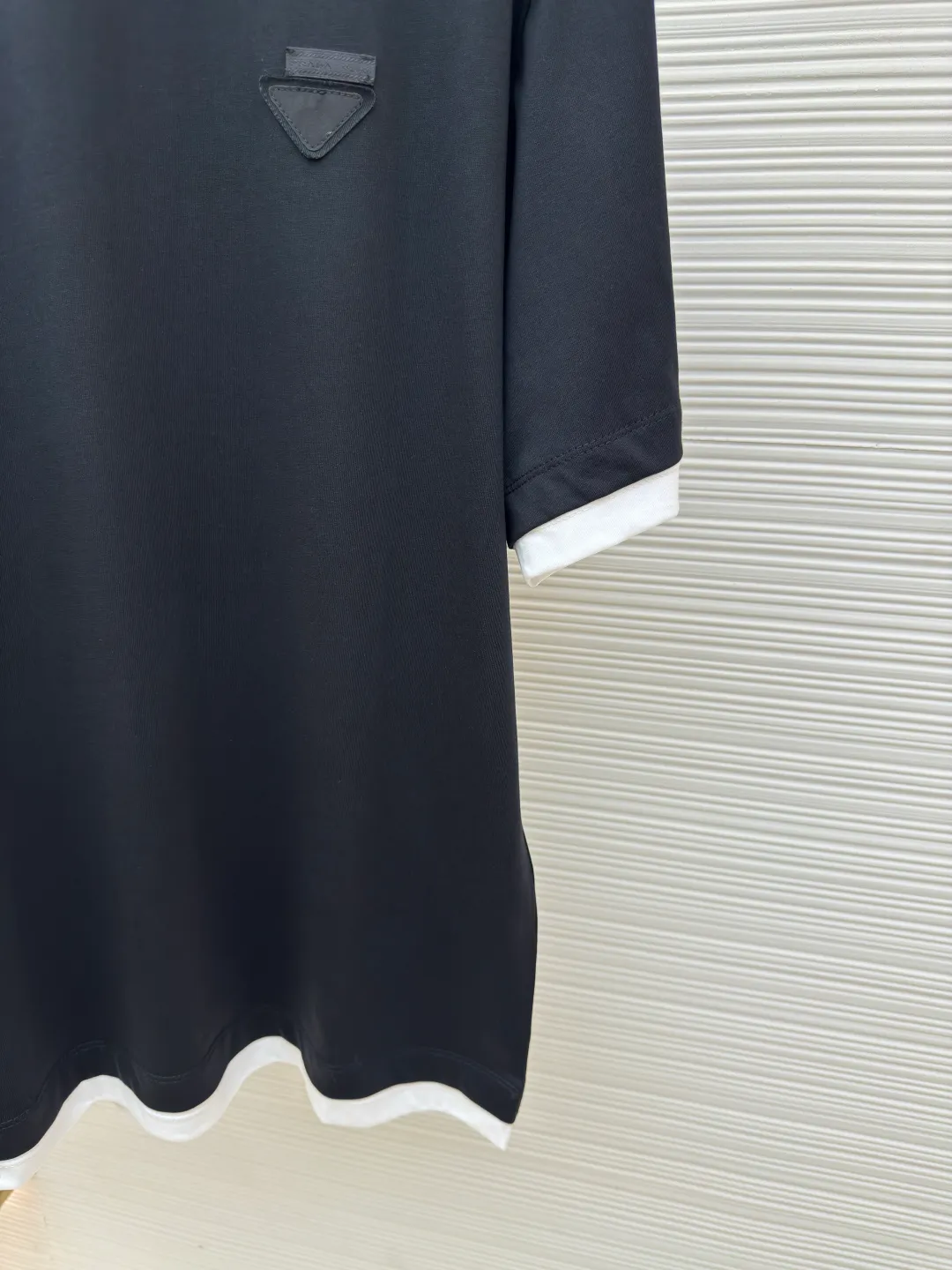 Prada triangular cloth label round neck short sleeves ●Authentic product: Purchased and developed by 4570 ●Item number: 1680228-A10 ●Fabric: Special woven dense cotton fabric ●Technology: Made on positioning cutting machine ●Version: Fitted version ●Weight: about 260 grams ●Size: XS-S-M-L ●Description: Made of 24S special woven compact cotton fabric, 185g; with 40S double yarn thread, 220g. The strength of compact yarn is higher than that of traditional single yarn. The single fibers in compact yarn are closely arranged, which helps to improve the strength of the yarn. The ends of the fibers are all twisted into the yarn, so the yarn is very tight and the yarn has a smooth appearance with less hairiness. Compact spinning yarn has higher strength and less hairiness, making it less prone to fraying. The characteristics of the classic brand's triangular woven label are innovative breakthroughs from three dimensions: material collision, structural craftsmanship and symbolic narrative. The three-dimensional thickness is formed by hot-pressing composite. Because it can be woven with woven yarn raw materials, laser cut and restored, it has different characteristics in terms of temperature resistance. The classic round neck basic version design adopts a double-layer neckline and asymmetrical hem with a fake two-piece structure, and the side seams form a three-dimensional box silhouette. Create a visual dislocation effect through the collision and stacking of color blocks. The triangle logo on the front chest is heat-embossed to create a matte and slightly reflective contrast with the main fabric. The overall wiring is straight and delicate, the fabric is comfortable and soft, and the color is consistent without color difference. It can be matched with the same style to create a fashionable look and control various occasions. Customized accessories, complete with three standards, same style for men and women!