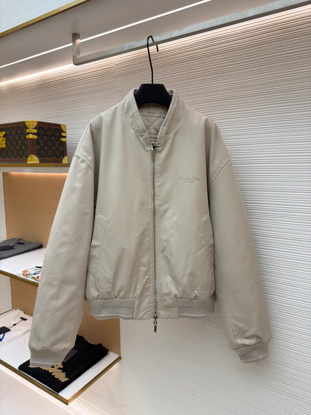 Dior Tenge quilted double-sided jacket ●Original version: purchased and developed by 33979 ●Item number: 1681686-D15 ●Fabric: cotton fabric ●Technology: embroidery production ●Color: khaki ●Version: fitted version ●Weight: about 965 grams ●Size: 44-46-48-50 ●Description: This jacket uses double-layer quilting technology. The outer layer is lined with precise diamond-shaped plaid, and the inner layer is quilted with straight lines to form a unique visual hierarchy. The whole bag is made of high-density nylon fabric and has been specially treated to be water-repellent, making it both lightweight and windproof. The collar, cuffs and hem are all designed with elastic ribs, which not only ensures wearing comfort, but also effectively locks in temperature. The center zipper uses a custom metal slider, which is smooth and durable, and the edges of the zipper are precision hemmed to prevent wear and tear. The body is cut to fit the curves of the human body, and the proportions of shoulders and sleeves have been repeatedly adjusted to ensure free movement. The interior is filled with lightweight polyester fiber to ensure warmth while avoiding bloat. All sutures are made of high-strength polyester threads, which have been tested many times to ensure they won’t open during long-term wear. The overall craftsmanship reflects the perfect combination of functionality and fashion, making it suitable for a variety of occasions. The overall wiring is straight and delicate, the fabric is comfortable and soft, and the color is consistent without color difference. It can be matched with the same style to create a fashionable look and control various occasions. Customized accessories, complete with three standards, same style for men and women!