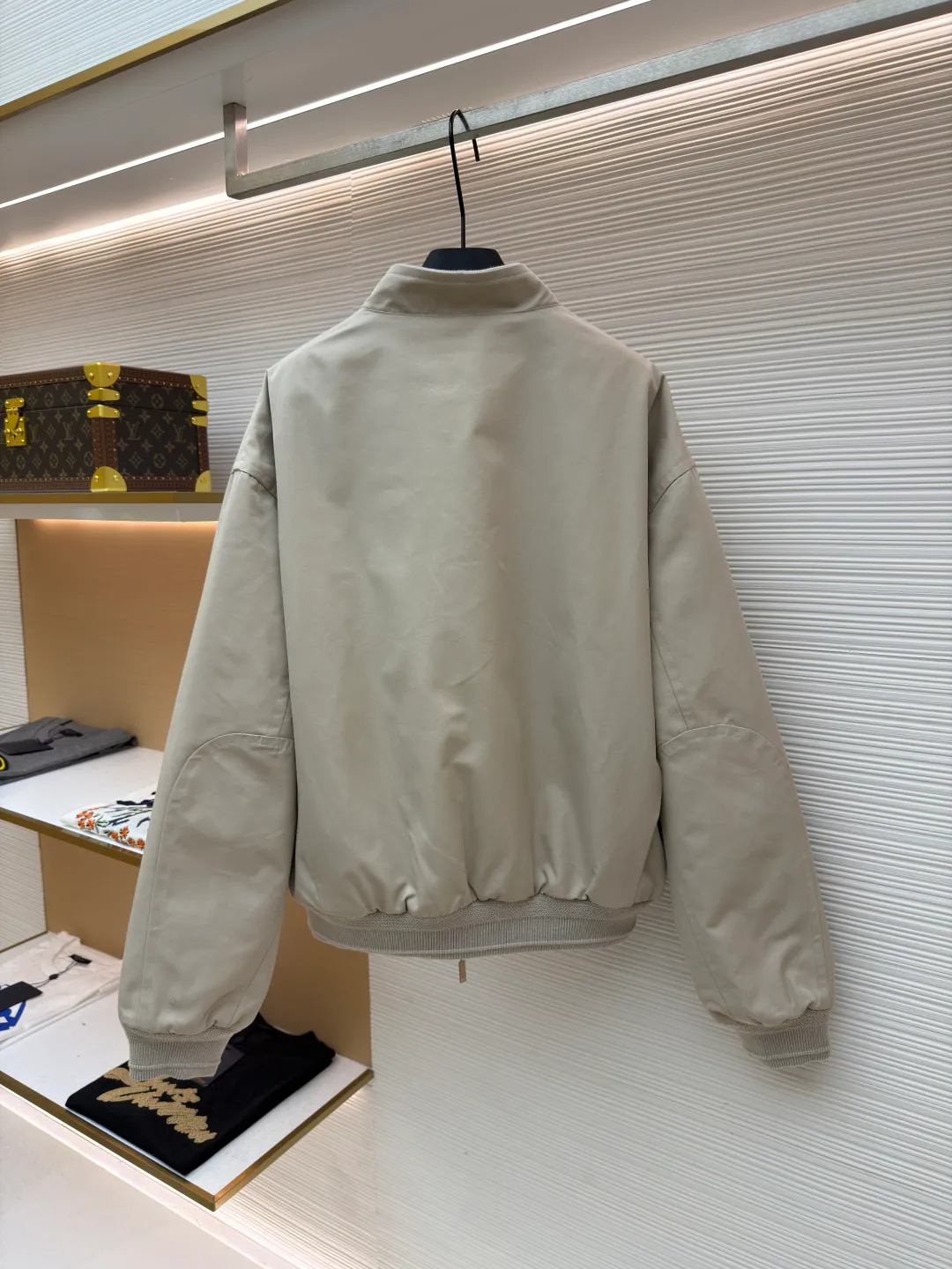 Dior Tenge quilted double-sided jacket ●Original version: purchased and developed by 33979 ●Item number: 1681686-D15 ●Fabric: cotton fabric ●Technology: embroidery production ●Color: khaki ●Version: fitted version ●Weight: about 965 grams ●Size: 44-46-48-50 ●Description: This jacket uses double-layer quilting technology. The outer layer is lined with precise diamond-shaped plaid, and the inner layer is quilted with straight lines to form a unique visual hierarchy. The whole bag is made of high-density nylon fabric and has been specially treated to be water-repellent, making it both lightweight and windproof. The collar, cuffs and hem are all designed with elastic ribs, which not only ensures wearing comfort, but also effectively locks in temperature. The center zipper uses a custom metal slider, which is smooth and durable, and the edges of the zipper are precision hemmed to prevent wear and tear. The body is cut to fit the curves of the human body, and the proportions of shoulders and sleeves have been repeatedly adjusted to ensure free movement. The interior is filled with lightweight polyester fiber to ensure warmth while avoiding bloat. All sutures are made of high-strength polyester threads, which have been tested many times to ensure they won’t open during long-term wear. The overall craftsmanship reflects the perfect combination of functionality and fashion, making it suitable for a variety of occasions. The overall wiring is straight and delicate, the fabric is comfortable and soft, and the color is consistent without color difference. It can be matched with the same style to create a fashionable look and control various occasions. Customized accessories, complete with three standards, same style for men and women!