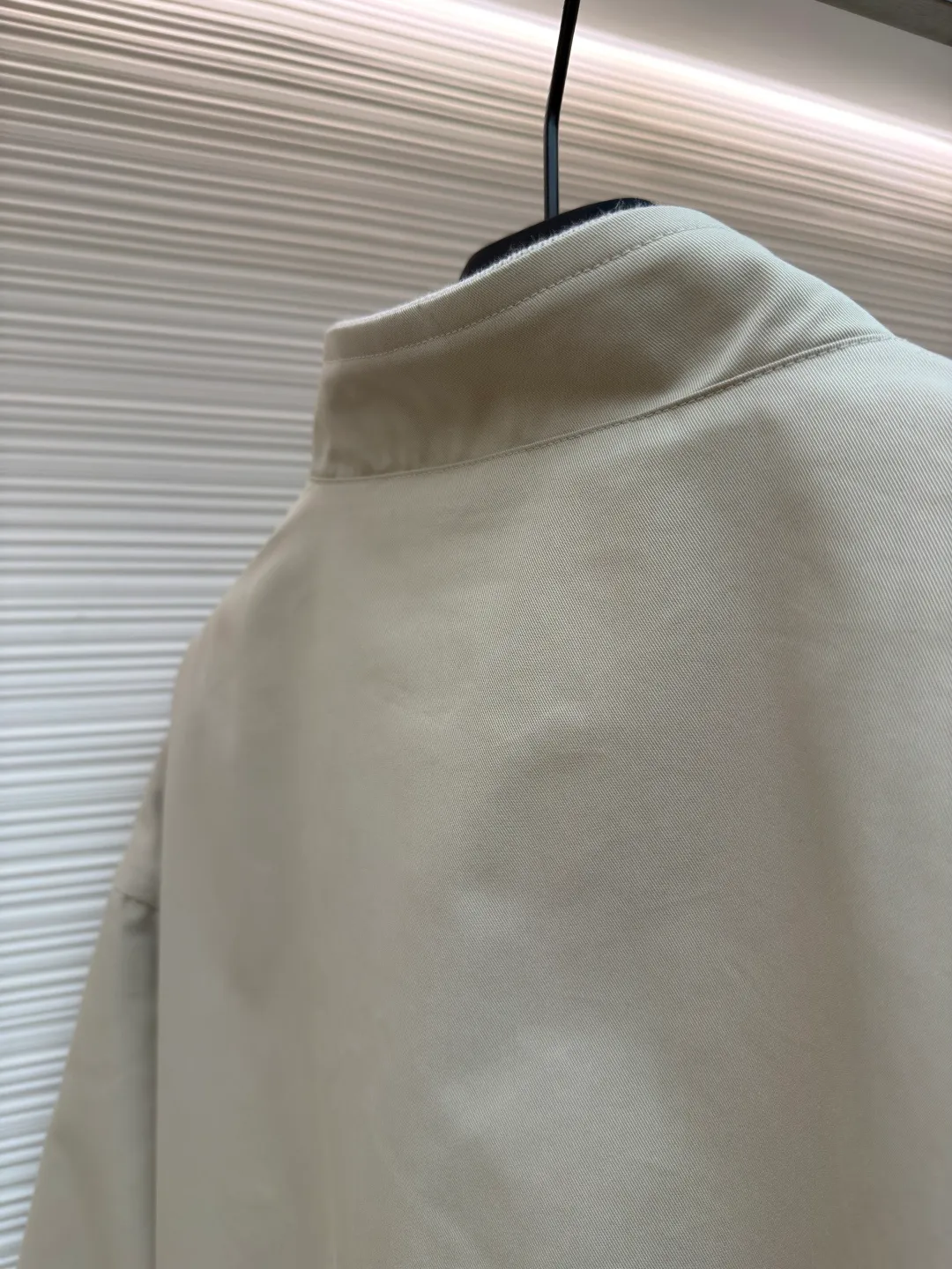 Dior Tenge quilted double-sided jacket ●Original version: purchased and developed by 33979 ●Item number: 1681686-D15 ●Fabric: cotton fabric ●Technology: embroidery production ●Color: khaki ●Version: fitted version ●Weight: about 965 grams ●Size: 44-46-48-50 ●Description: This jacket uses double-layer quilting technology. The outer layer is lined with precise diamond-shaped plaid, and the inner layer is quilted with straight lines to form a unique visual hierarchy. The whole bag is made of high-density nylon fabric and has been specially treated to be water-repellent, making it both lightweight and windproof. The collar, cuffs and hem are all designed with elastic ribs, which not only ensures wearing comfort, but also effectively locks in temperature. The center zipper uses a custom metal slider, which is smooth and durable, and the edges of the zipper are precision hemmed to prevent wear and tear. The body is cut to fit the curves of the human body, and the proportions of shoulders and sleeves have been repeatedly adjusted to ensure free movement. The interior is filled with lightweight polyester fiber to ensure warmth while avoiding bloat. All sutures are made of high-strength polyester threads, which have been tested many times to ensure they won’t open during long-term wear. The overall craftsmanship reflects the perfect combination of functionality and fashion, making it suitable for a variety of occasions. The overall wiring is straight and delicate, the fabric is comfortable and soft, and the color is consistent without color difference. It can be matched with the same style to create a fashionable look and control various occasions. Customized accessories, complete with three standards, same style for men and women!