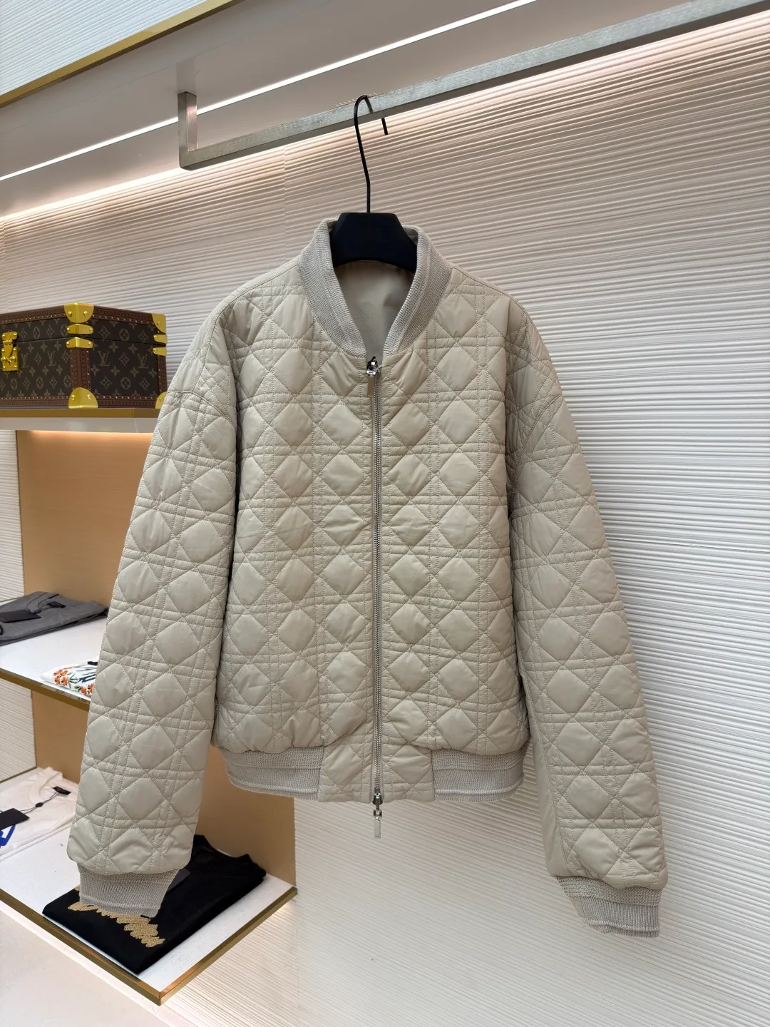 Dior Tenge quilted double-sided jacket ●Original version: purchased and developed by 33979 ●Item number: 1681686-D15 ●Fabric: cotton fabric ●Technology: embroidery production ●Color: khaki ●Version: fitted version ●Weight: about 965 grams ●Size: 44-46-48-50 ●Description: This jacket uses double-layer quilting technology. The outer layer is lined with precise diamond-shaped plaid, and the inner layer is quilted with straight lines to form a unique visual hierarchy. The whole bag is made of high-density nylon fabric and has been specially treated to be water-repellent, making it both lightweight and windproof. The collar, cuffs and hem are all designed with elastic ribs, which not only ensures wearing comfort, but also effectively locks in temperature. The center zipper uses a custom metal slider, which is smooth and durable, and the edges of the zipper are precision hemmed to prevent wear and tear. The body is cut to fit the curves of the human body, and the proportions of shoulders and sleeves have been repeatedly adjusted to ensure free movement. The interior is filled with lightweight polyester fiber to ensure warmth while avoiding bloat. All sutures are made of high-strength polyester threads, which have been tested many times to ensure they won’t open during long-term wear. The overall craftsmanship reflects the perfect combination of functionality and fashion, making it suitable for a variety of occasions. The overall wiring is straight and delicate, the fabric is comfortable and soft, and the color is consistent without color difference. It can be matched with the same style to create a fashionable look and control various occasions. Customized accessories, complete with three standards, same style for men and women!