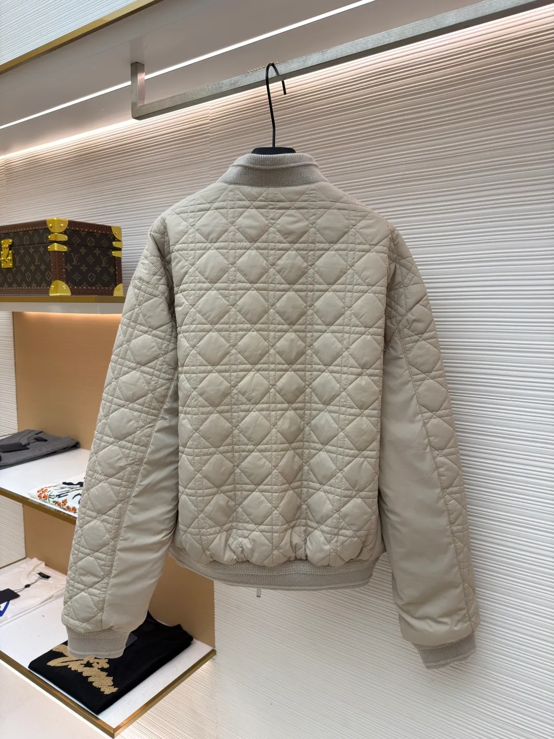 Dior Tenge quilted double-sided jacket ●Original version: purchased and developed by 33979 ●Item number: 1681686-D15 ●Fabric: cotton fabric ●Technology: embroidery production ●Color: khaki ●Version: fitted version ●Weight: about 965 grams ●Size: 44-46-48-50 ●Description: This jacket uses double-layer quilting technology. The outer layer is lined with precise diamond-shaped plaid, and the inner layer is quilted with straight lines to form a unique visual hierarchy. The whole bag is made of high-density nylon fabric and has been specially treated to be water-repellent, making it both lightweight and windproof. The collar, cuffs and hem are all designed with elastic ribs, which not only ensures wearing comfort, but also effectively locks in temperature. The center zipper uses a custom metal slider, which is smooth and durable, and the edges of the zipper are precision hemmed to prevent wear and tear. The body is cut to fit the curves of the human body, and the proportions of shoulders and sleeves have been repeatedly adjusted to ensure free movement. The interior is filled with lightweight polyester fiber to ensure warmth while avoiding bloat. All sutures are made of high-strength polyester threads, which have been tested many times to ensure they won’t open during long-term wear. The overall craftsmanship reflects the perfect combination of functionality and fashion, making it suitable for a variety of occasions. The overall wiring is straight and delicate, the fabric is comfortable and soft, and the color is consistent without color difference. It can be matched with the same style to create a fashionable look and control various occasions. Customized accessories, complete with three standards, same style for men and women!
