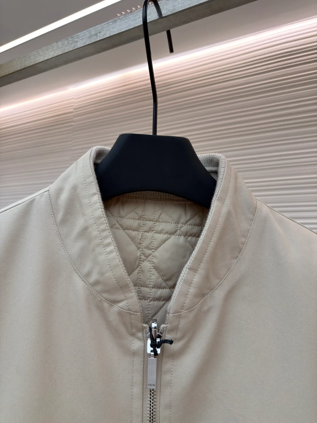 Dior Tenge quilted double-sided jacket ●Original version: purchased and developed by 33979 ●Item number: 1681686-D15 ●Fabric: cotton fabric ●Technology: embroidery production ●Color: khaki ●Version: fitted version ●Weight: about 965 grams ●Size: 44-46-48-50 ●Description: This jacket uses double-layer quilting technology. The outer layer is lined with precise diamond-shaped plaid, and the inner layer is quilted with straight lines to form a unique visual hierarchy. The whole bag is made of high-density nylon fabric and has been specially treated to be water-repellent, making it both lightweight and windproof. The collar, cuffs and hem are all designed with elastic ribs, which not only ensures wearing comfort, but also effectively locks in temperature. The center zipper uses a custom metal slider, which is smooth and durable, and the edges of the zipper are precision hemmed to prevent wear and tear. The body is cut to fit the curves of the human body, and the proportions of shoulders and sleeves have been repeatedly adjusted to ensure free movement. The interior is filled with lightweight polyester fiber to ensure warmth while avoiding bloat. All sutures are made of high-strength polyester threads, which have been tested many times to ensure they won’t open during long-term wear. The overall craftsmanship reflects the perfect combination of functionality and fashion, making it suitable for a variety of occasions. The overall wiring is straight and delicate, the fabric is comfortable and soft, and the color is consistent without color difference. It can be matched with the same style to create a fashionable look and control various occasions. Customized accessories, complete with three standards, same style for men and women!