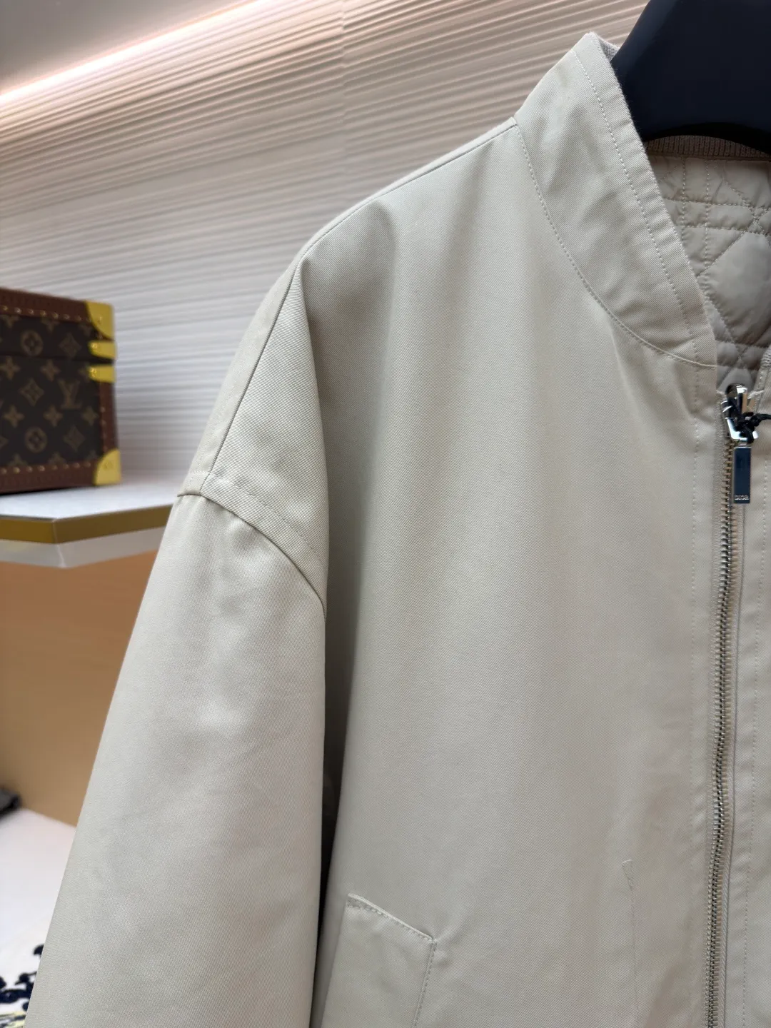 Dior Tenge quilted double-sided jacket ●Original version: purchased and developed by 33979 ●Item number: 1681686-D15 ●Fabric: cotton fabric ●Technology: embroidery production ●Color: khaki ●Version: fitted version ●Weight: about 965 grams ●Size: 44-46-48-50 ●Description: This jacket uses double-layer quilting technology. The outer layer is lined with precise diamond-shaped plaid, and the inner layer is quilted with straight lines to form a unique visual hierarchy. The whole bag is made of high-density nylon fabric and has been specially treated to be water-repellent, making it both lightweight and windproof. The collar, cuffs and hem are all designed with elastic ribs, which not only ensures wearing comfort, but also effectively locks in temperature. The center zipper uses a custom metal slider, which is smooth and durable, and the edges of the zipper are precision hemmed to prevent wear and tear. The body is cut to fit the curves of the human body, and the proportions of shoulders and sleeves have been repeatedly adjusted to ensure free movement. The interior is filled with lightweight polyester fiber to ensure warmth while avoiding bloat. All sutures are made of high-strength polyester threads, which have been tested many times to ensure they won’t open during long-term wear. The overall craftsmanship reflects the perfect combination of functionality and fashion, making it suitable for a variety of occasions. The overall wiring is straight and delicate, the fabric is comfortable and soft, and the color is consistent without color difference. It can be matched with the same style to create a fashionable look and control various occasions. Customized accessories, complete with three standards, same style for men and women!