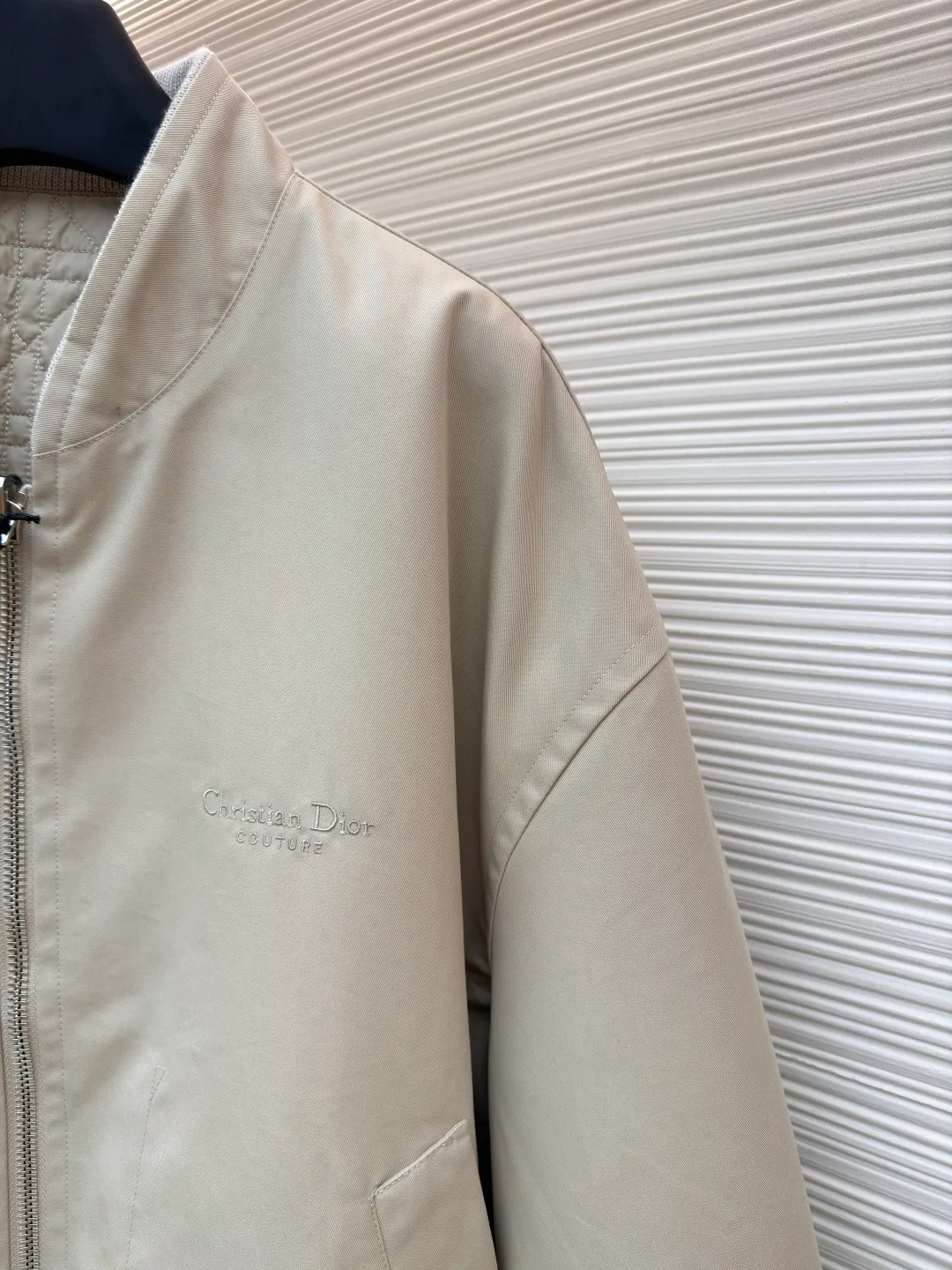 Dior Tenge quilted double-sided jacket ●Original version: purchased and developed by 33979 ●Item number: 1681686-D15 ●Fabric: cotton fabric ●Technology: embroidery production ●Color: khaki ●Version: fitted version ●Weight: about 965 grams ●Size: 44-46-48-50 ●Description: This jacket uses double-layer quilting technology. The outer layer is lined with precise diamond-shaped plaid, and the inner layer is quilted with straight lines to form a unique visual hierarchy. The whole bag is made of high-density nylon fabric and has been specially treated to be water-repellent, making it both lightweight and windproof. The collar, cuffs and hem are all designed with elastic ribs, which not only ensures wearing comfort, but also effectively locks in temperature. The center zipper uses a custom metal slider, which is smooth and durable, and the edges of the zipper are precision hemmed to prevent wear and tear. The body is cut to fit the curves of the human body, and the proportions of shoulders and sleeves have been repeatedly adjusted to ensure free movement. The interior is filled with lightweight polyester fiber to ensure warmth while avoiding bloat. All sutures are made of high-strength polyester threads, which have been tested many times to ensure they won’t open during long-term wear. The overall craftsmanship reflects the perfect combination of functionality and fashion, making it suitable for a variety of occasions. The overall wiring is straight and delicate, the fabric is comfortable and soft, and the color is consistent without color difference. It can be matched with the same style to create a fashionable look and control various occasions. Customized accessories, complete with three standards, same style for men and women!