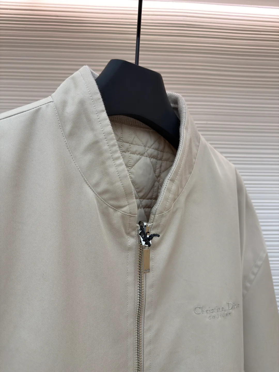 Dior Tenge quilted double-sided jacket ●Original version: purchased and developed by 33979 ●Item number: 1681686-D15 ●Fabric: cotton fabric ●Technology: embroidery production ●Color: khaki ●Version: fitted version ●Weight: about 965 grams ●Size: 44-46-48-50 ●Description: This jacket uses double-layer quilting technology. The outer layer is lined with precise diamond-shaped plaid, and the inner layer is quilted with straight lines to form a unique visual hierarchy. The whole bag is made of high-density nylon fabric and has been specially treated to be water-repellent, making it both lightweight and windproof. The collar, cuffs and hem are all designed with elastic ribs, which not only ensures wearing comfort, but also effectively locks in temperature. The center zipper uses a custom metal slider, which is smooth and durable, and the edges of the zipper are precision hemmed to prevent wear and tear. The body is cut to fit the curves of the human body, and the proportions of shoulders and sleeves have been repeatedly adjusted to ensure free movement. The interior is filled with lightweight polyester fiber to ensure warmth while avoiding bloat. All sutures are made of high-strength polyester threads, which have been tested many times to ensure they won’t open during long-term wear. The overall craftsmanship reflects the perfect combination of functionality and fashion, making it suitable for a variety of occasions. The overall wiring is straight and delicate, the fabric is comfortable and soft, and the color is consistent without color difference. It can be matched with the same style to create a fashionable look and control various occasions. Customized accessories, complete with three standards, same style for men and women!