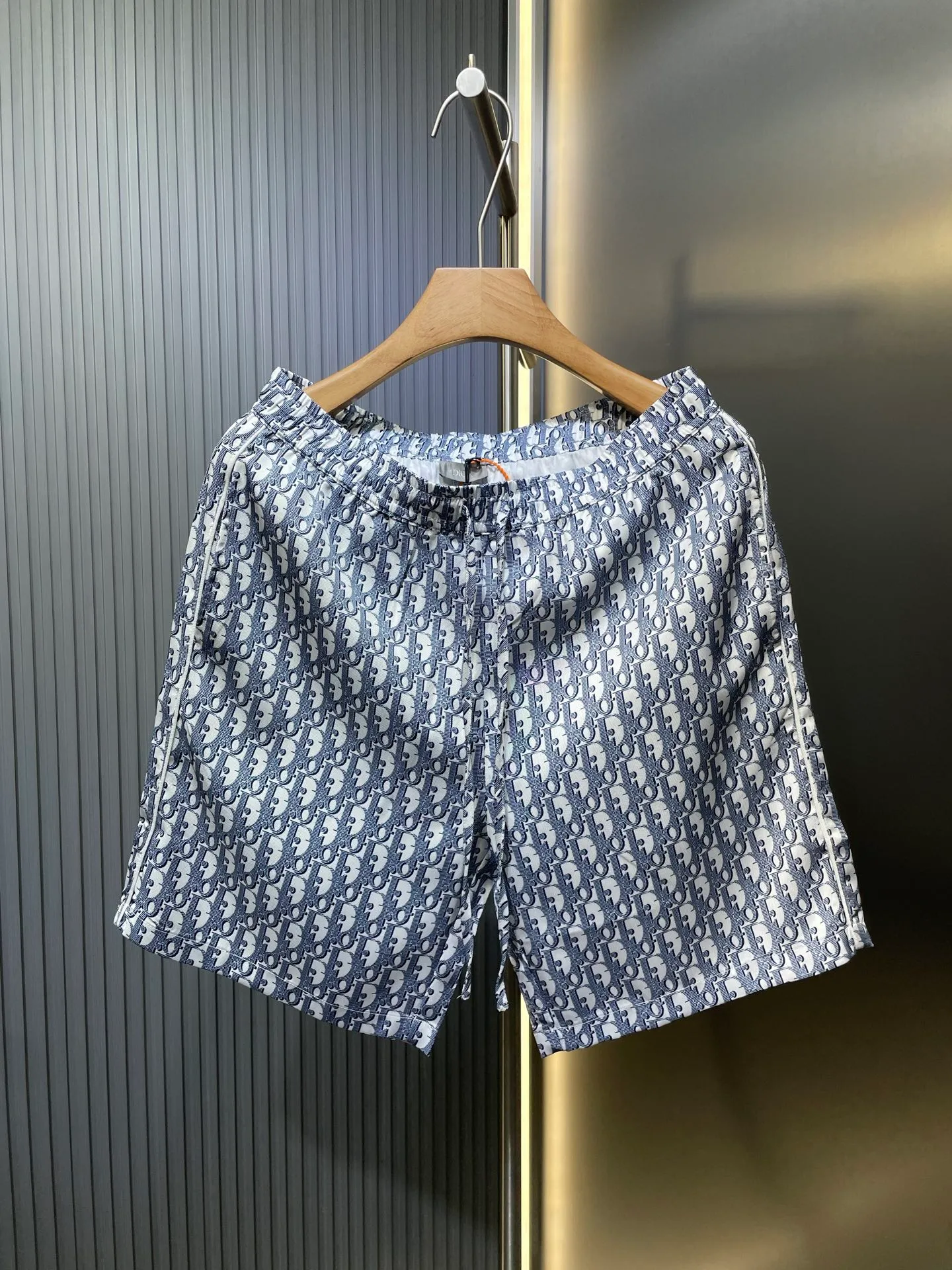 🅿️390 Doir🌟【Top Original】25ss new pajama pants display the brand's classic oblique print all over. Crafted from white and blue mulberry silk twill, it has an elastic waistband with drawstrings, side slit pockets and a loose fit that can be worn with the matching shirt for a sophisticated look. size: 46.48.50.52.