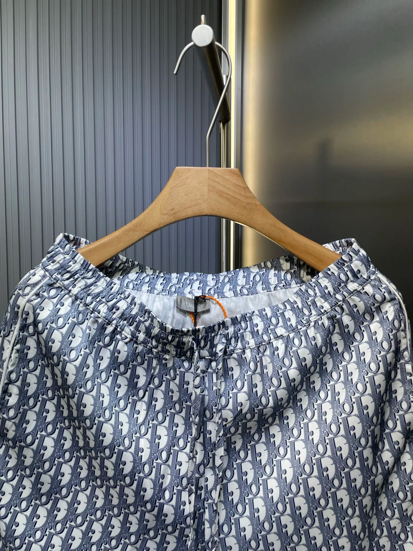 🅿️390 Doir🌟【Top Original】25ss new pajama pants display the brand's classic oblique print all over. Crafted from white and blue mulberry silk twill, it has an elastic waistband with drawstrings, side slit pockets and a loose fit that can be worn with the matching shirt for a sophisticated look. size: 46.48.50.52.