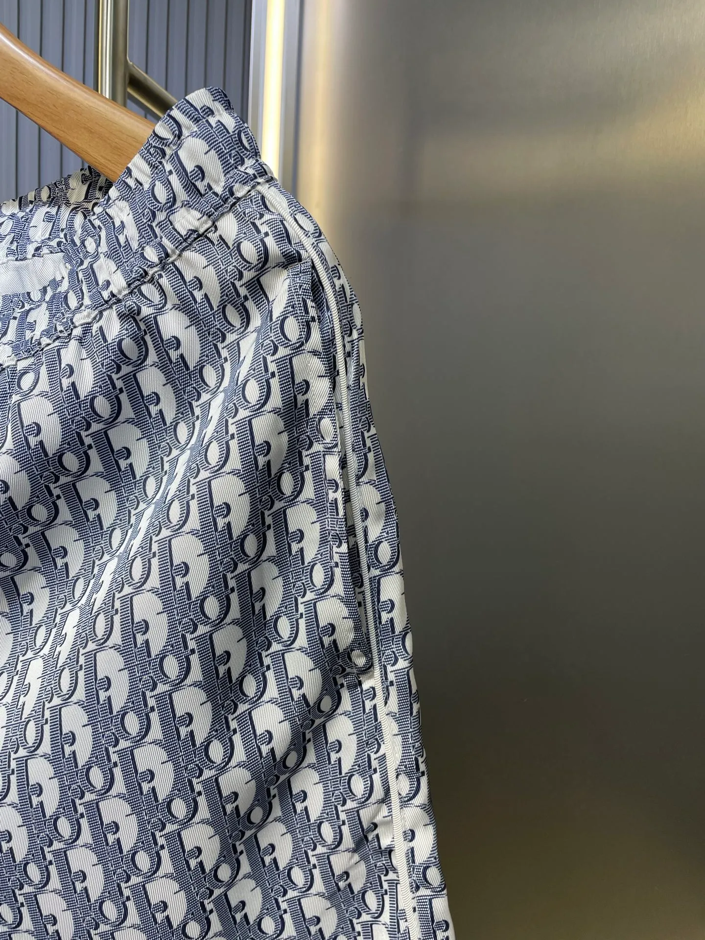 🅿️390 Doir🌟【Top Original】25ss new pajama pants display the brand's classic oblique print all over. Crafted from white and blue mulberry silk twill, it has an elastic waistband with drawstrings, side slit pockets and a loose fit that can be worn with the matching shirt for a sophisticated look. size: 46.48.50.52.