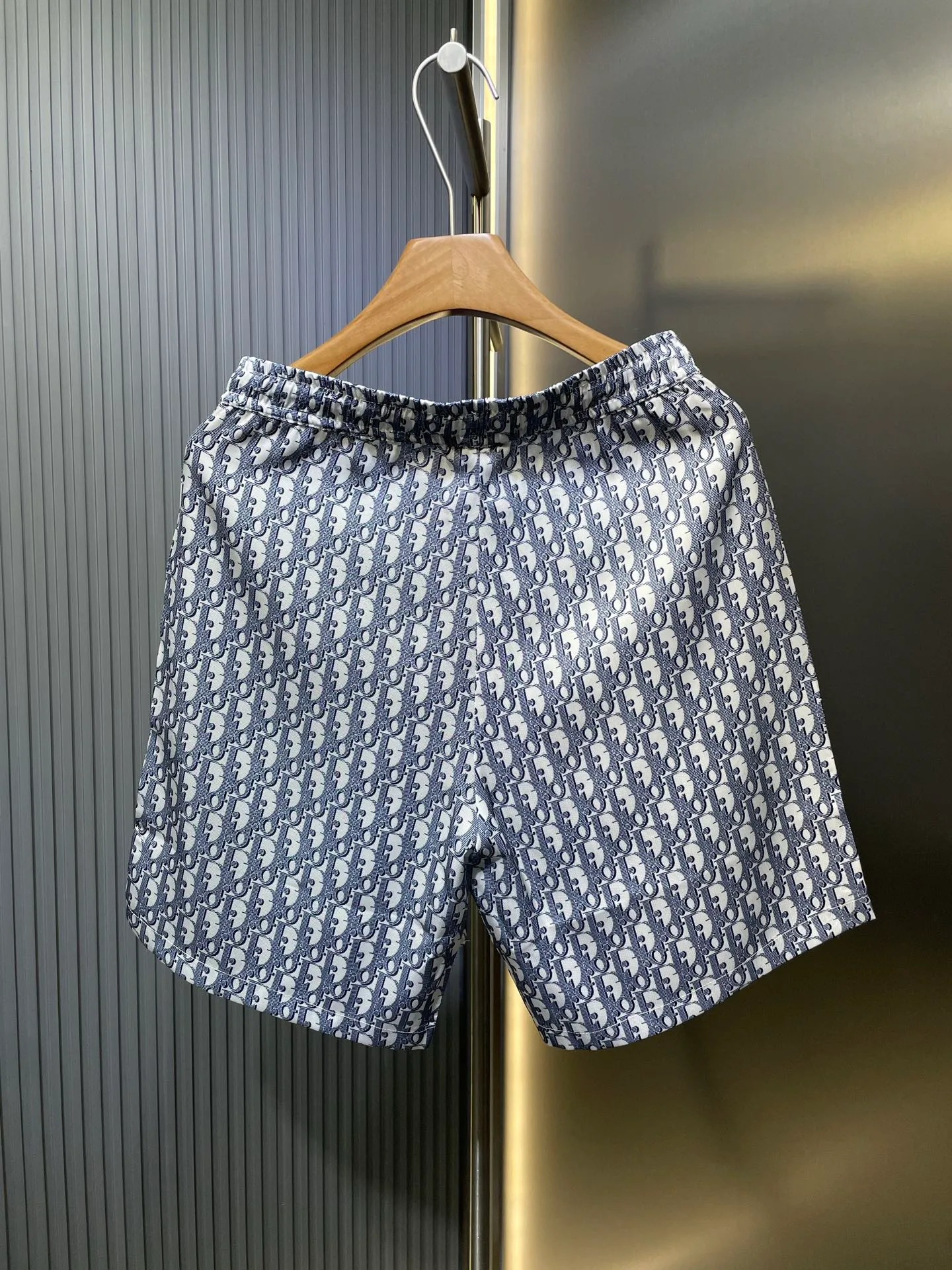 🅿️390 Doir🌟【Top Original】25ss new pajama pants display the brand's classic oblique print all over. Crafted from white and blue mulberry silk twill, it has an elastic waistband with drawstrings, side slit pockets and a loose fit that can be worn with the matching shirt for a sophisticated look. size: 46.48.50.52.