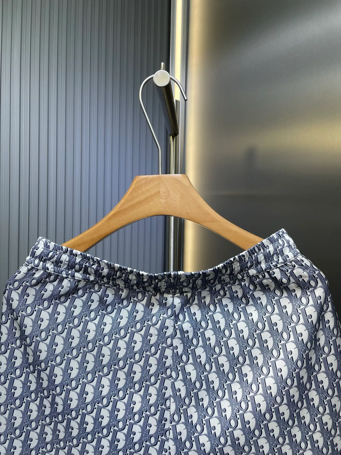 🅿️390 Doir🌟【Top Original】25ss new pajama pants display the brand's classic oblique print all over. Crafted from white and blue mulberry silk twill, it has an elastic waistband with drawstrings, side slit pockets and a loose fit that can be worn with the matching shirt for a sophisticated look. size: 46.48.50.52.
